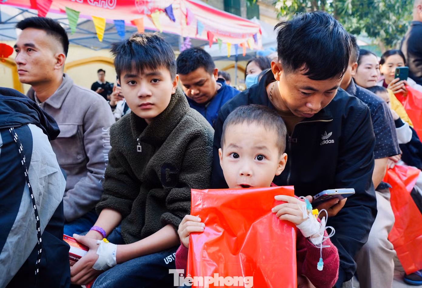 Hơn 300 bệnh nhi và sản phụ tại bệnh viện háo hức, phấn khởi đến tham gia “Phiên chợ 0 đồng”. Hơn 300 bệnh nhi và sản phụ tại bệnh viện háo hức, phấn khởi đến tham gia “Phiên chợ 0 đồng”.