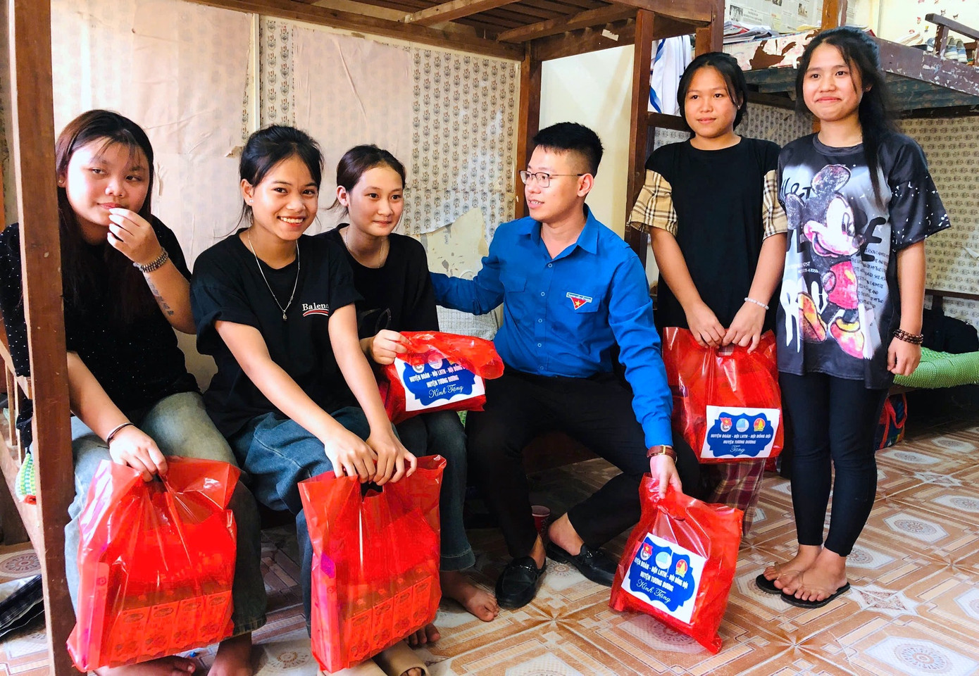 Nhằm kịp thời động viên, khích lệ tinh thần cho các em học sinh trước kỳ thi vào lớp 10 quan trọng, trước đó vào ngày 2/6, Ban Thường vụ Huyện Đoàn Tương Dương đã trao tặng 50 suất quà cho các em học sinh có hoàn cảnh khó khăn trên địa bàn huyện. Những món quà nhỏ nhưng mang ý nghĩa lớn, thể hiện sự quan tâm, đồng hành của tổ chức Đoàn trong công tác chăm lo, hỗ trợ các em học sinh.