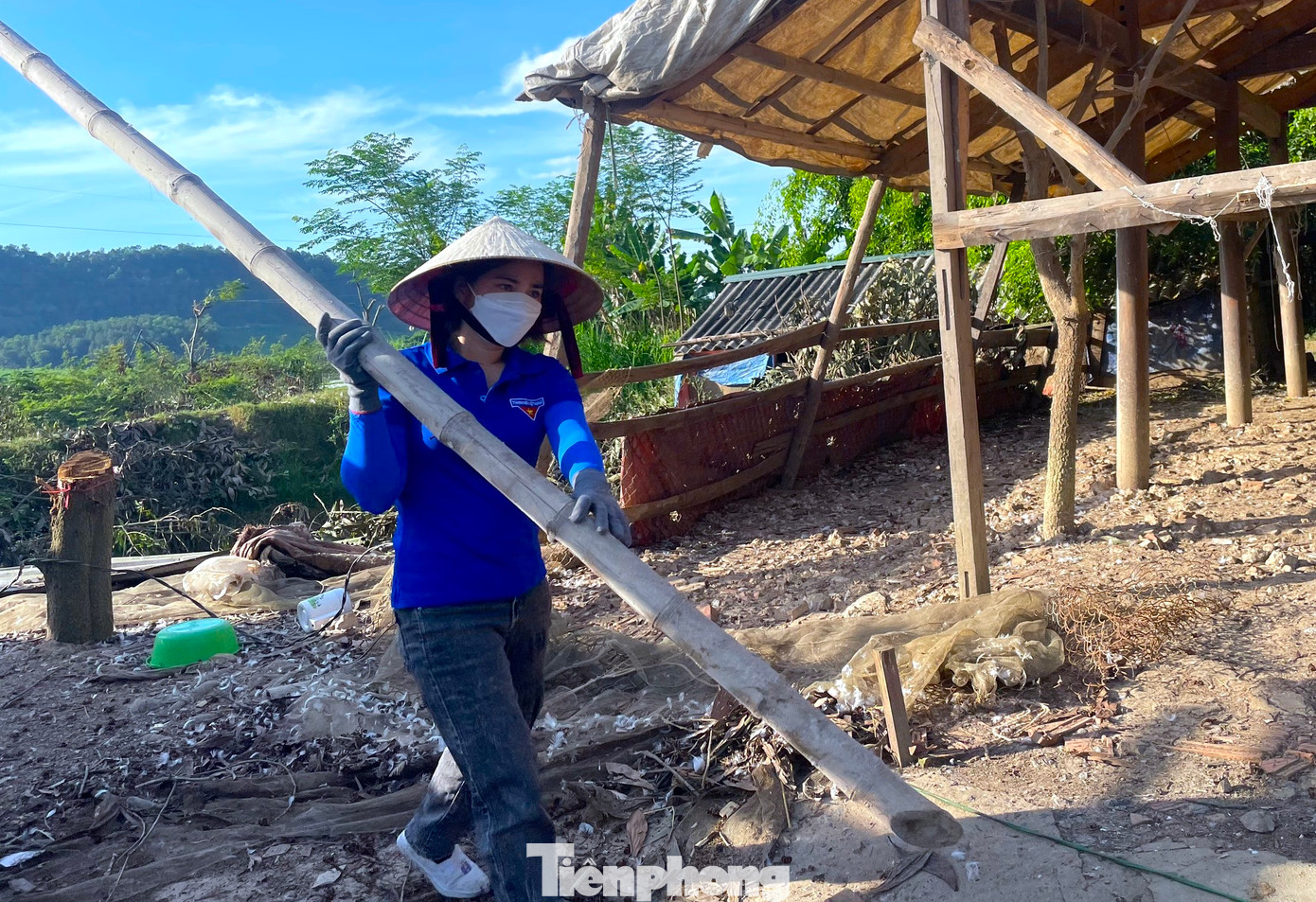 Các nữ đoàn viên thanh niên tham gia vác cây khỏi hiện trường.