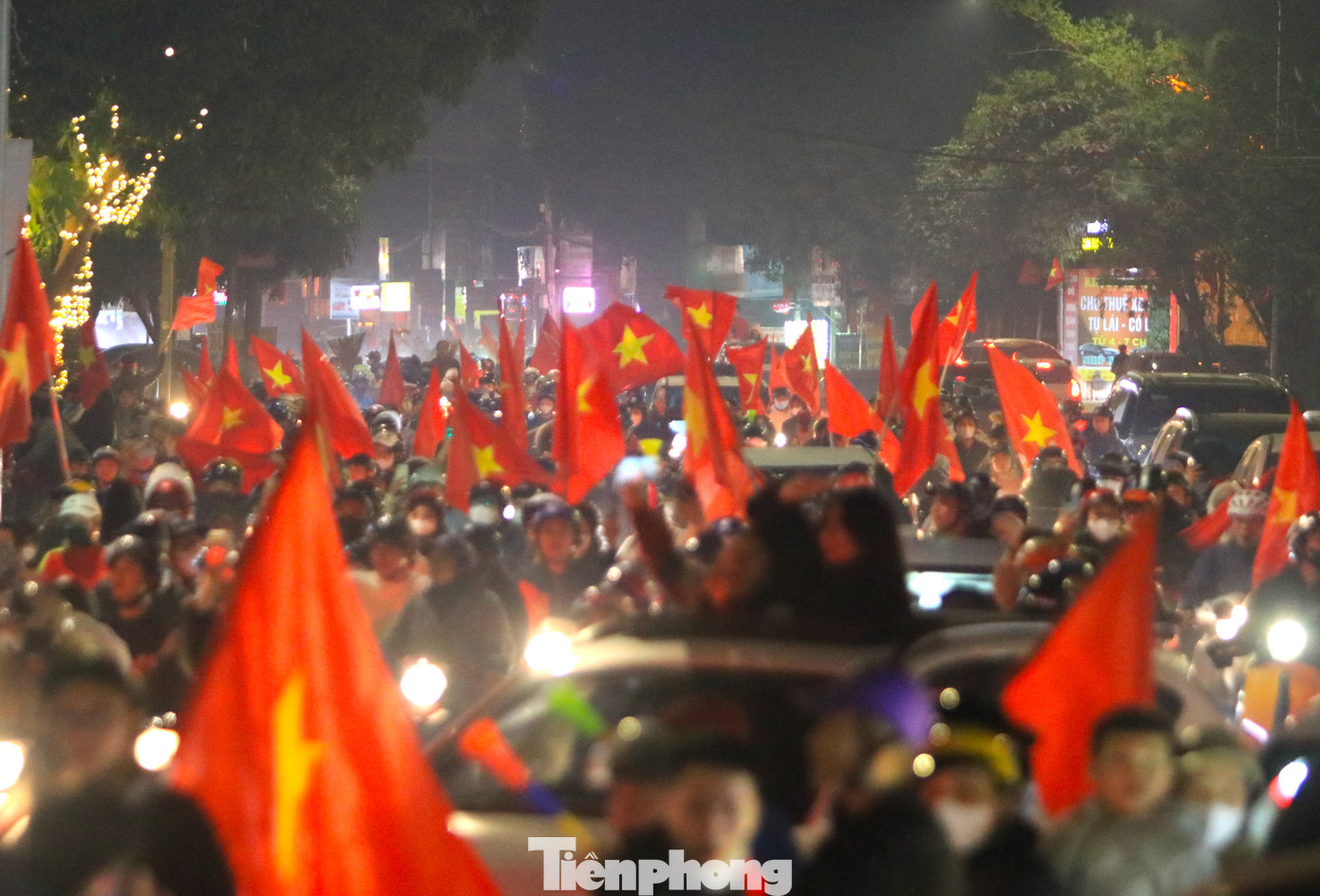 Hàng vạn người dân thành phố Vinh mang theo cờ ra đường "đi bão" khiến các tuyến đường chật kín người.