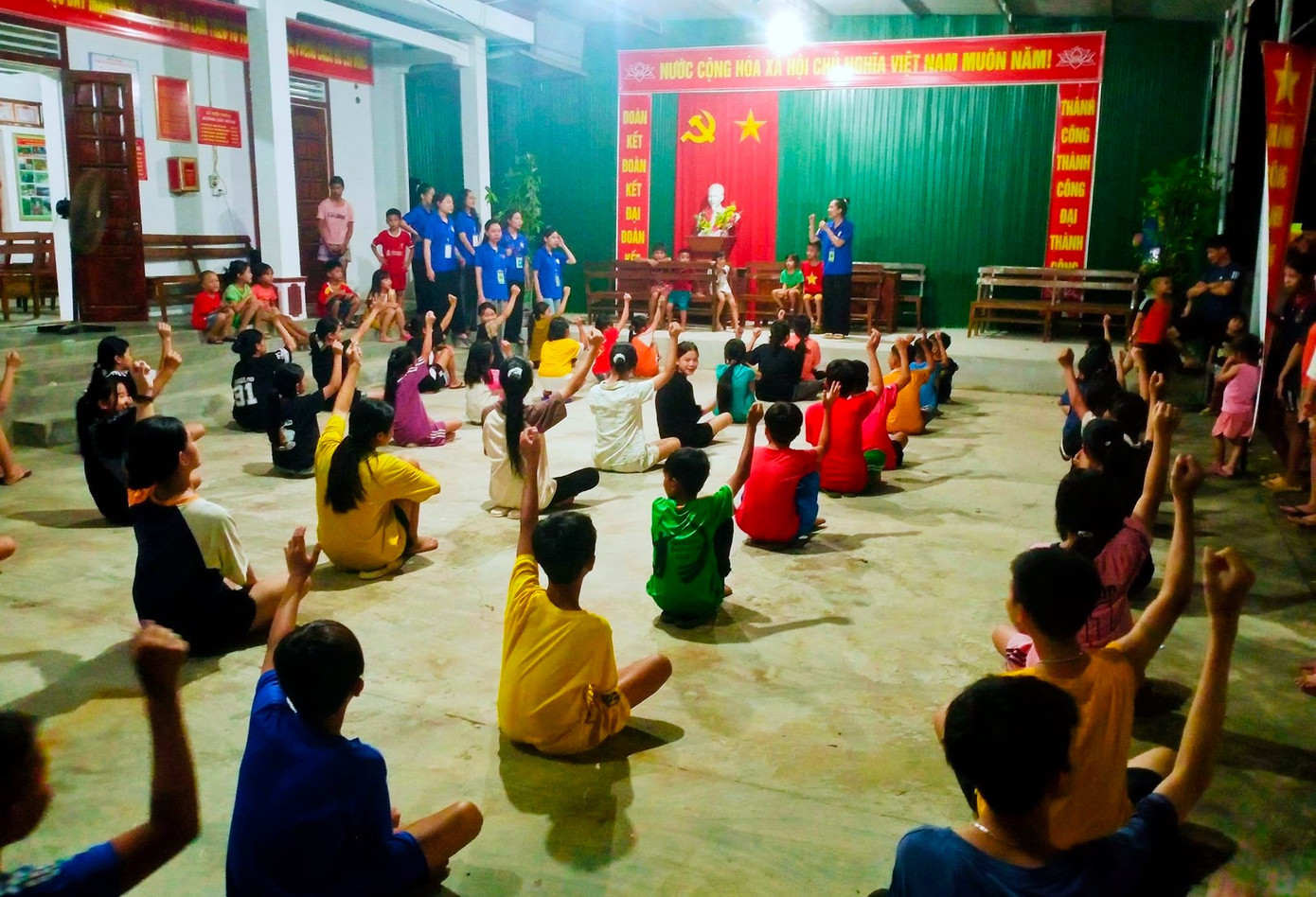 Để mùa hè thêm ý nghĩa, đội hình sinh viên tình nguyện của các trường cũng tổ chức nhiều buổi sinh hoạt hè cho các em nhỏ trên địa bàn với những hoạt động bổ ích, nhiều trò chơi thú vị.