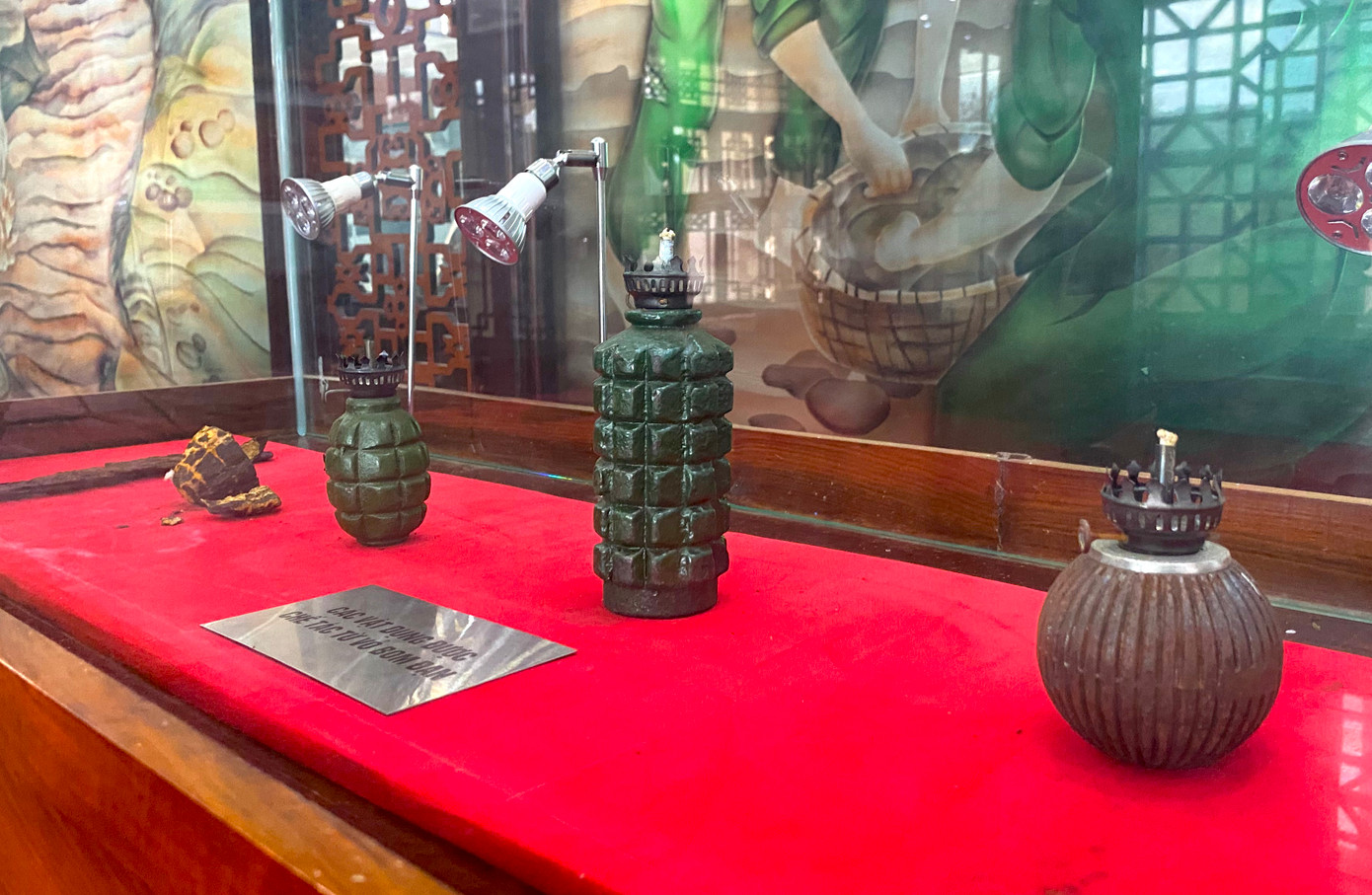 Bom, đạn của địch được các thanh niên xung phong chế tác thành đèn dầu để dẫn đường cho từng đoàn xe đi qua trong đêm tối. Bom, đạn của địch được các thanh niên xung phong chế tác thành đèn dầu để dẫn đường cho từng đoàn xe đi qua trong đêm tối.