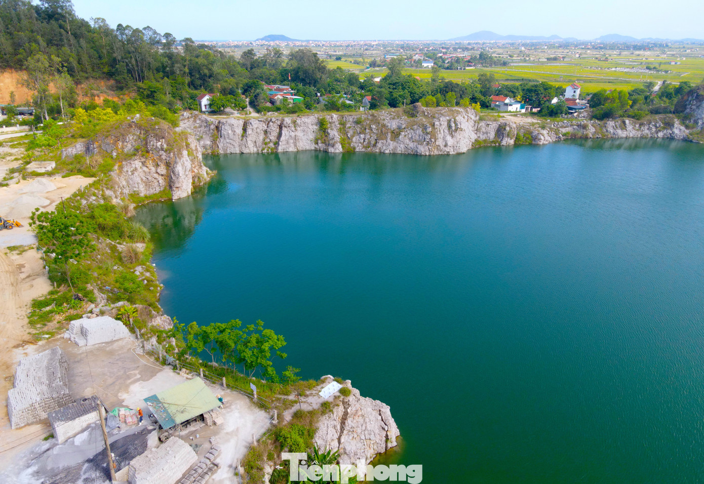 Kết thúc cải tạo yêu cầu đảm bảo ngăn cách mỏ với khu vực xung quanh, đảm bảo an toàn; dọn sạch mặt bằng xung quanh và trong khu vực mỏ; phục hồi môi trường theo hiện trạng; lập biển cảnh báo để người dân không đến gần khu vực mỏ.