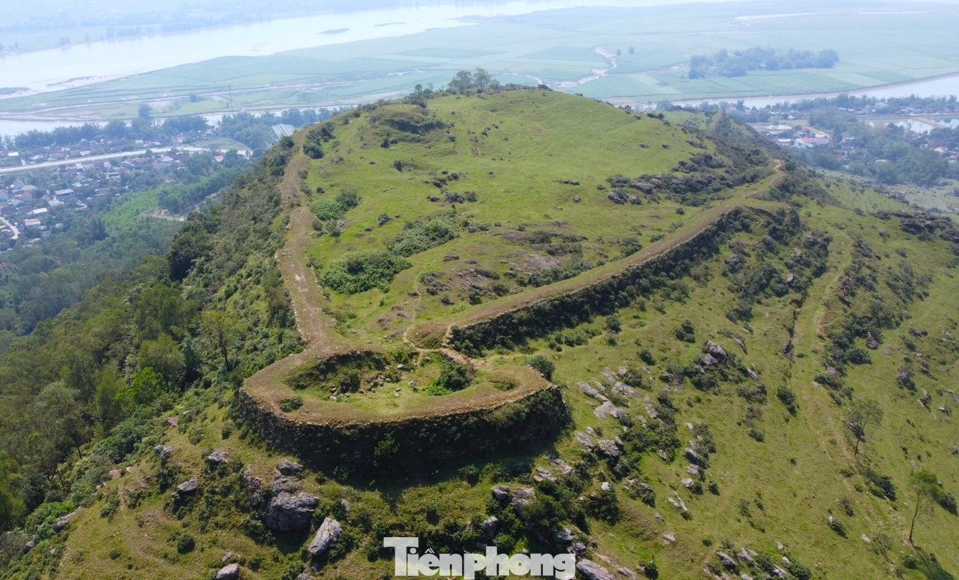 Năm 1406, nhà Minh đưa quân xâm lược, chiếm núi Lam Thành, phong tỏa cả vùng đồng bằng rộng lớn An Tĩnh (Nghệ An, Hà Tĩnh ngày nay). Giặc Minh củng cố Thành Rum trở thành một hệ thống thành lũy kiên cố, làm nơi đóng quân.