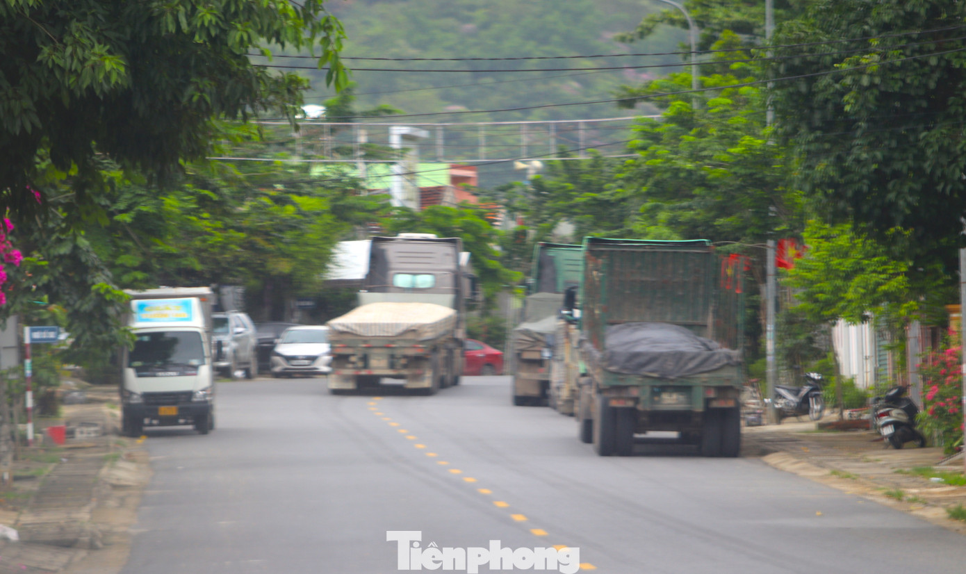 Xe chở quặng nối đuôi nhau trên quốc lộ 7 đoạn qua địa bàn thị trấn Hòa Bình (huyện Tương Dương, Nghệ An).