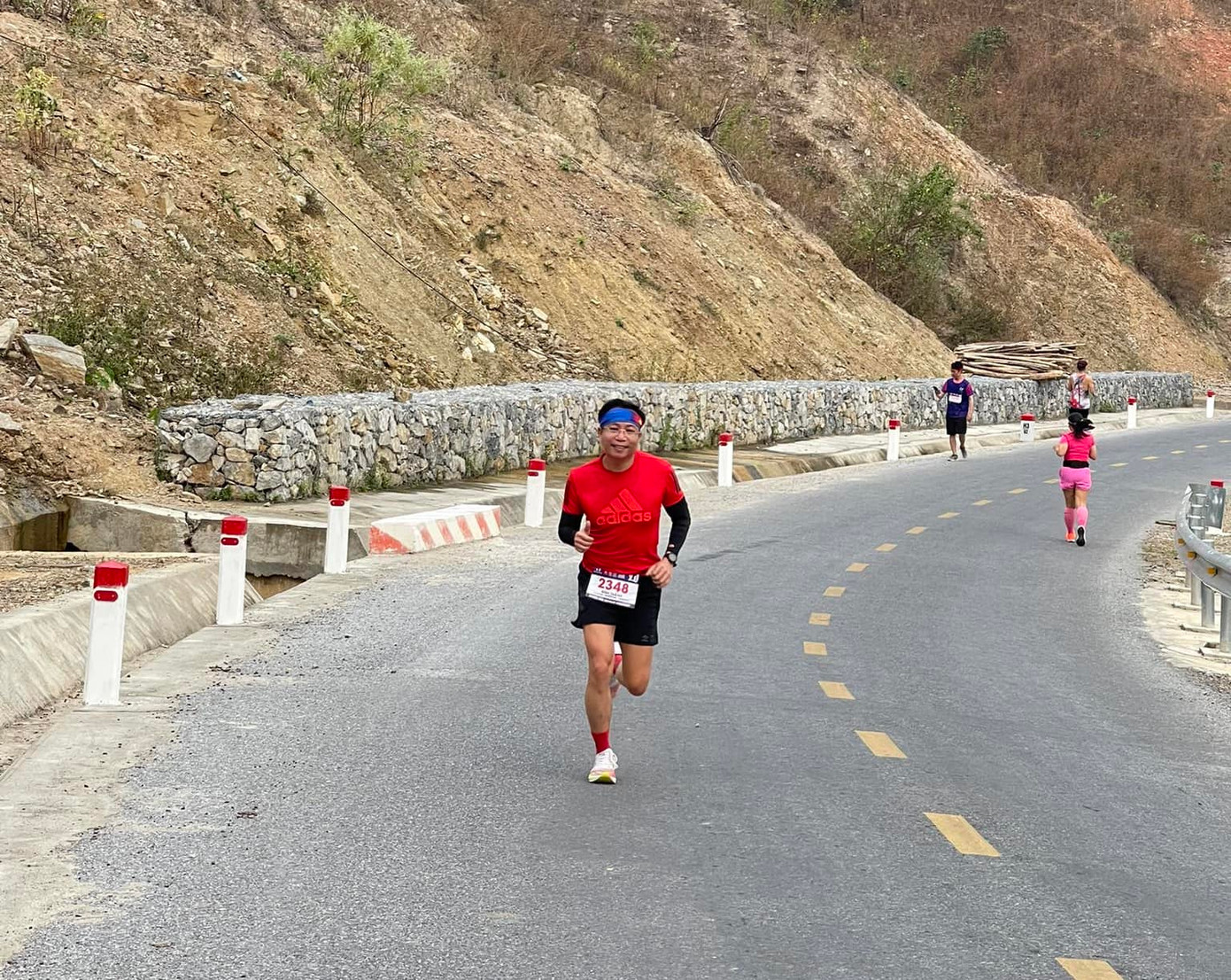 Các vận động viên chạy trên cung đường dọc biên giới Việt Lào, có nét đẹp hoang sơ, sông núi thơ mộng.