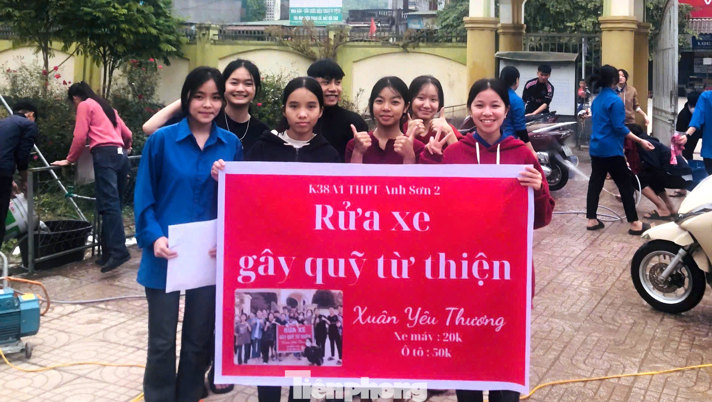 “Có hơn 10 điểm rửa xe và bán hàng gây quỹ từ thiện được lập tại các xã trên địa bàn huyện với hơn 1.600 cán bộ đoàn viên trên địa bàn huyện tham gia. Sau hơn 1 tuần triển khai, chương trình đã thu về số tiền gần 150 triệu đồng. Toàn bộ số tiền sẽ được trao đến các em thiếu nhi, gia đình có hoàn cảnh khó khăn trên địa bàn để đón 1 cái Tết ấm áp hơn, tươi vui hơn”, cán bộ Huyện Đoàn huyện Anh Sơn cho biết.