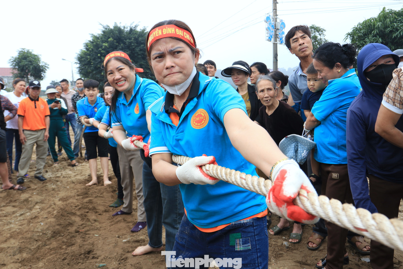 Trò chơi diễn ra hấp dẫn, các thành viên căng hết sức mình để cố gắng giành chiến thắng.