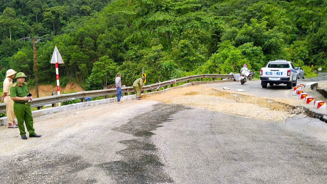 Sau khi sự việc xảy ra, cơ quan chức năng tỉnh Nghệ An, huyện Quế Phong đã có mặt tại hiện trường xử lý vết sụt lún, làm tạm đường để các phương tiện đi qua. Sau khi sự việc xảy ra, cơ quan chức năng tỉnh Nghệ An, huyện Quế Phong đã có mặt tại hiện trường xử lý vết sụt lún, làm tạm đường để các phương tiện đi qua.