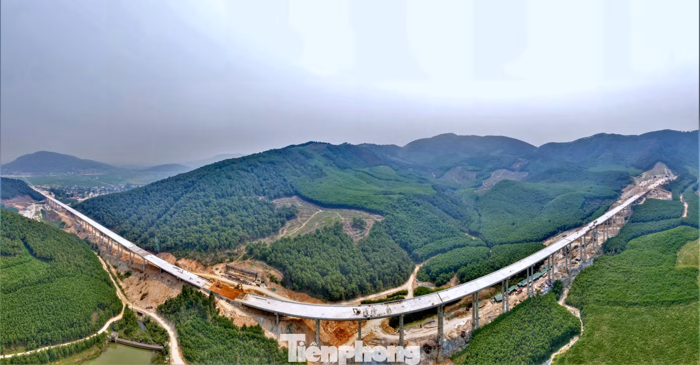 Theo Bộ Giao thông vận tải, dự án Diễn Châu - Bãi Vọt sẽ thông xe 30 km từ đầu tuyến vào dịp 30/4. Đoạn còn lại 19 km có nền đất yếu cần thời gian chờ gia tải nên sẽ được hoàn thành sau.