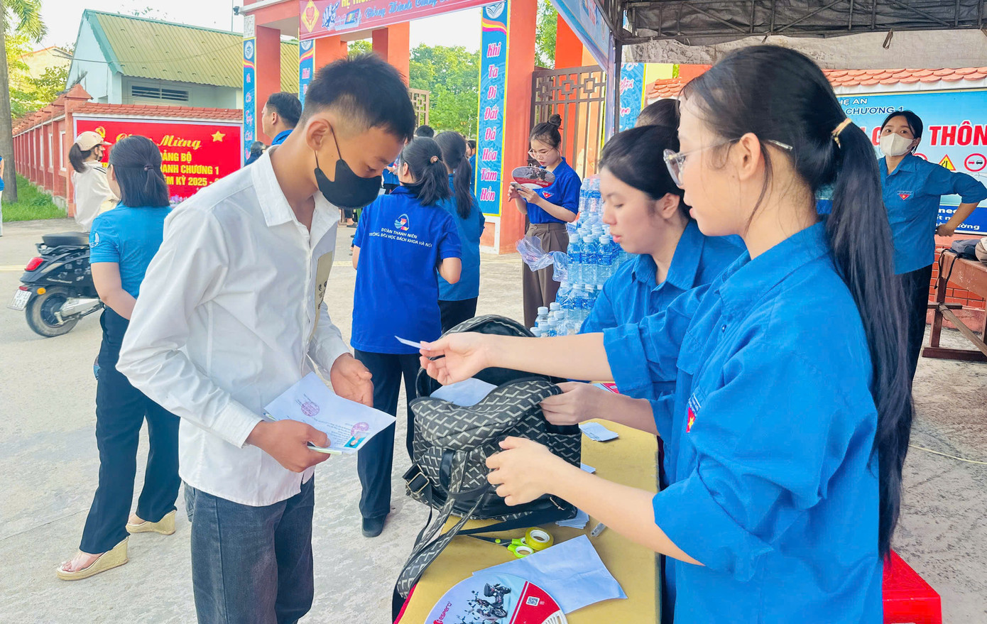 Tại huyện Thanh Chương (Nghệ An), 2 ngày qua, hơn 600 đoàn viên thanh niên đã lập 7 điểm tiếp sức mùa thi trên toàn huyện để hỗ trợ các em học sinh.