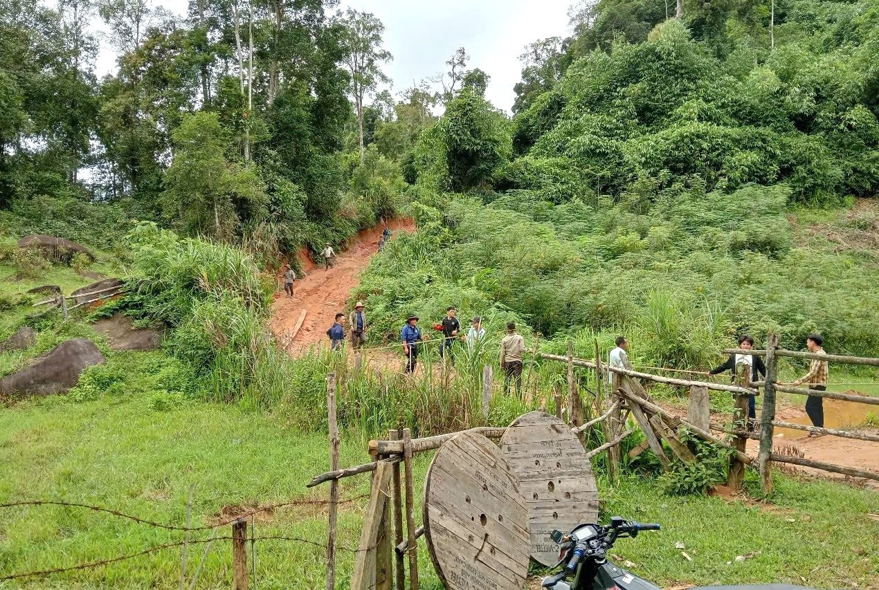 Được biết, cây cầu gỗ nằm trên khe Huổi Tá là con đường độc đạo dẫn vào trung tâm bản Mường Lống. Một tháng trước, cây cầu gỗ đã bị mưa lũ cuốn trôi khiến người dân không thể đi lại. Trước tình hình trên, những ngày qua tổ công tác Mường Lống thuộc Đồn Biên phòng Tri Lễ đã phối hợp cùng bà con nhân dân bản Mường Lống, xã Tri Lễ triển khai sửa đường, dựng lại cầu dân sinh Huổi Tá.