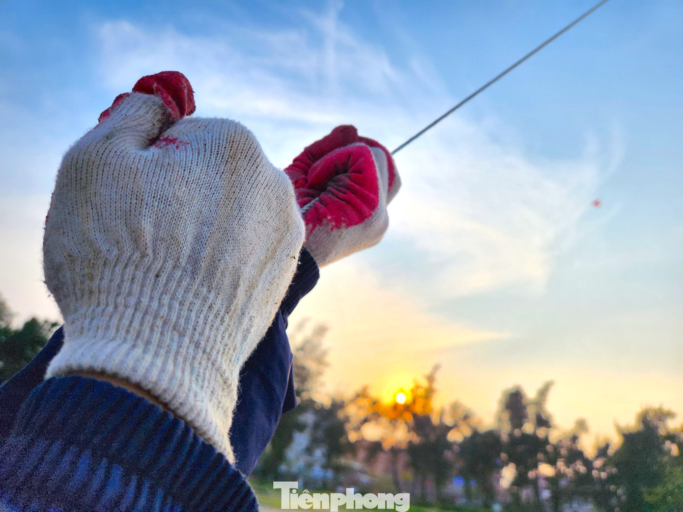 Thứ cần nhất lúc thả diều chính là đôi gang tay vải. Nếu không có gang tay lúc thả diều, người chơi dễ bị dây kéo dẫn đến ma sát làm đứt tay.