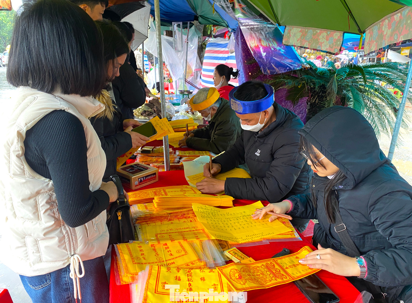 Hai bên cổng đền, nhiều dãy bàn ghế được dựng lên để phục vụ viết sớ thuê cho du khách. Hai bên cổng đền, nhiều dãy bàn ghế được dựng lên để phục vụ viết sớ thuê cho du khách.
