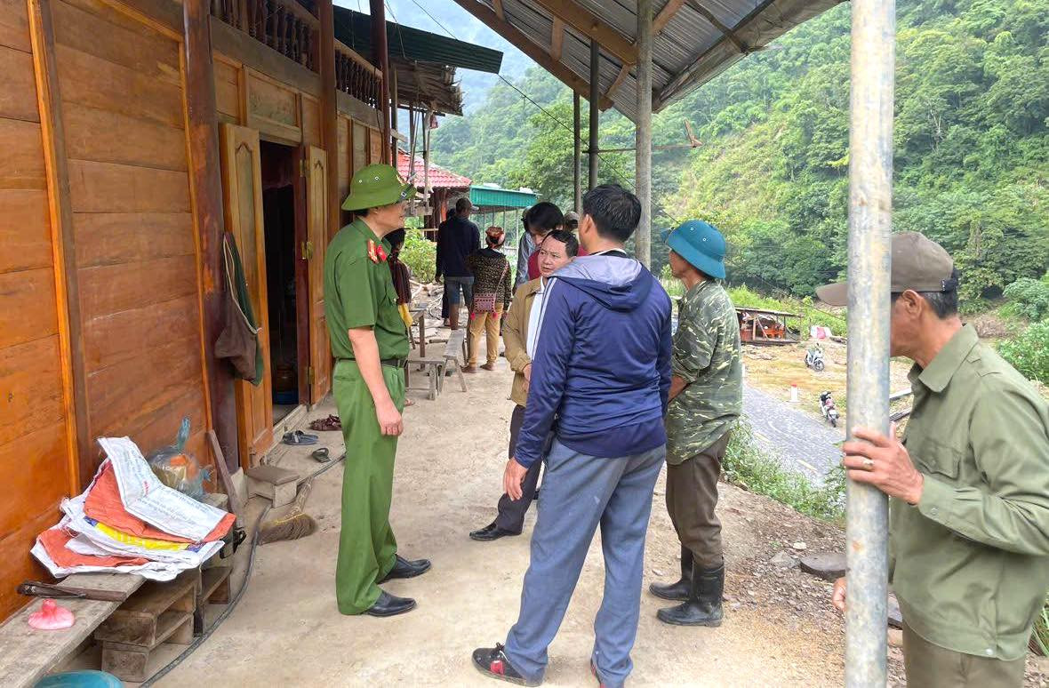 Nhận được thông tin, cơ quan chức năng huyện Kỳ Sơn, Công an huyện Kỳ Sơn đã lập tức đến hiện trường khảo sát, nắm bắt tình hình. Nhận được thông tin, cơ quan chức năng huyện Kỳ Sơn, Công an huyện Kỳ Sơn đã lập tức đến hiện trường khảo sát, nắm bắt tình hình.