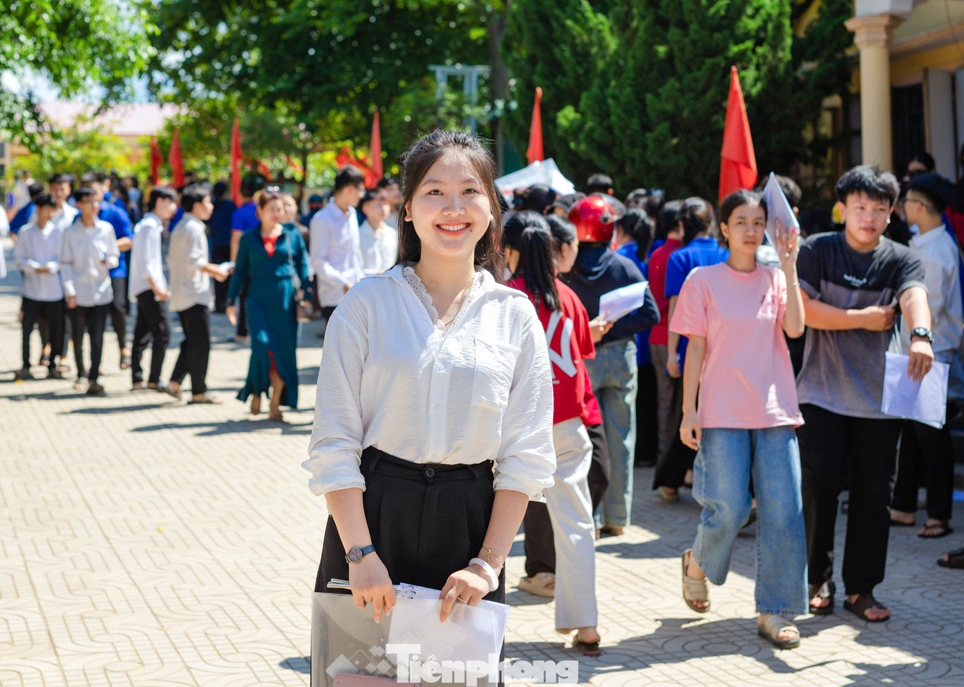 Nữ sinh tại điểm thi trường THPT Anh Sơn 1 (huyện Anh Sơn) tươi tắn sau khi kết thúc buổi thi. Ảnh: Rạng Đông