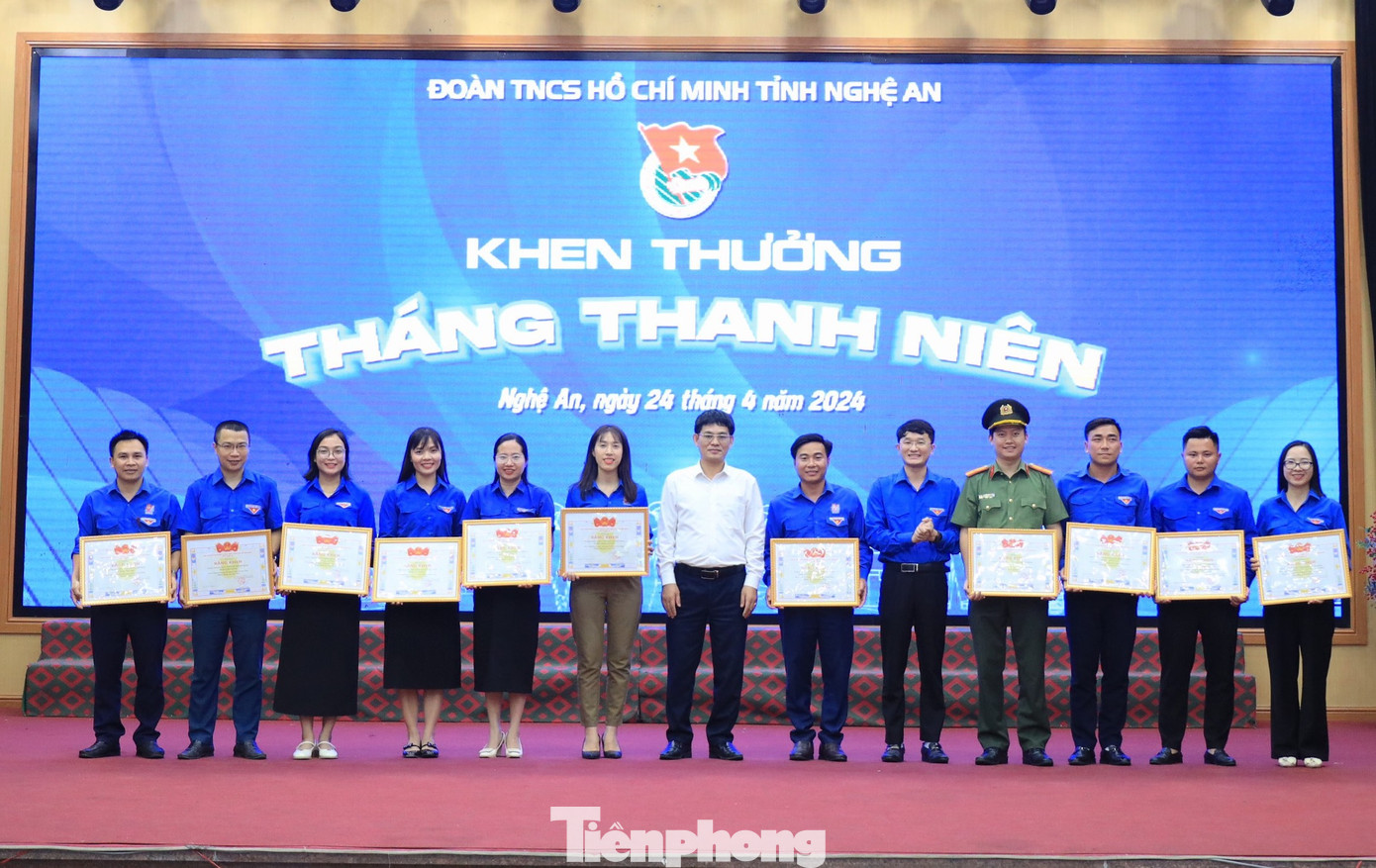 Trao tặng bằng khen của Ban Thường vụ Tỉnh Ủy Nghệ An và Ban chấp hành Tỉnh Đoàn Nghệ An cho các tập thể và cá nhân. Trao tặng bằng khen của Ban Thường vụ Tỉnh Ủy Nghệ An và Ban chấp hành Tỉnh Đoàn Nghệ An cho các tập thể và cá nhân.