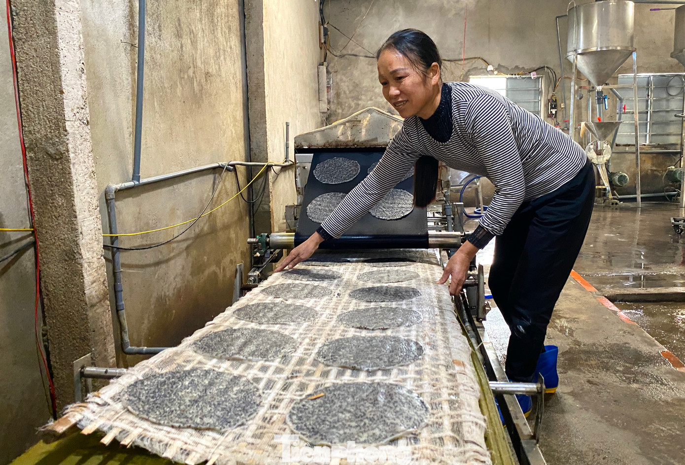 Bánh đa ở Tây Lân mang hương vị thơm ngon đặc biệt nên khách hàng rất ưa chuộng. Các chủ cơ sở sản xuất bánh cho hay, bánh được sản xuất chủ yếu từ bột gạo và vừng. Tuy nhiên, mỗi cơ sở có một bí quyết riêng để hòa trộn thêm gia vị để tạo vị riêng và độ đậm đà, thơm ngon cho bánh.