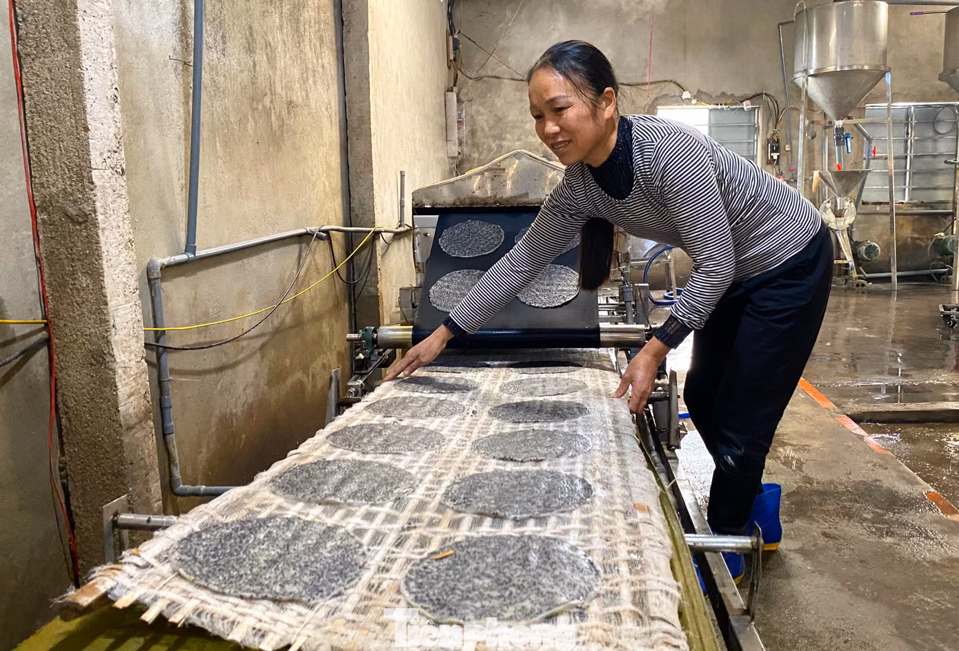 Bánh đa ở Tây Lân mang hương vị thơm ngon đặc biệt nên khách hàng rất ưa chuộng. Các chủ cơ sở sản xuất bánh cho hay, bánh được sản xuất chủ yếu từ bột gạo và vừng. Tuy nhiên, mỗi cơ sở có một bí quyết riêng để hòa trộn thêm gia vị để tạo vị riêng và độ đậm đà, thơm ngon cho bánh.