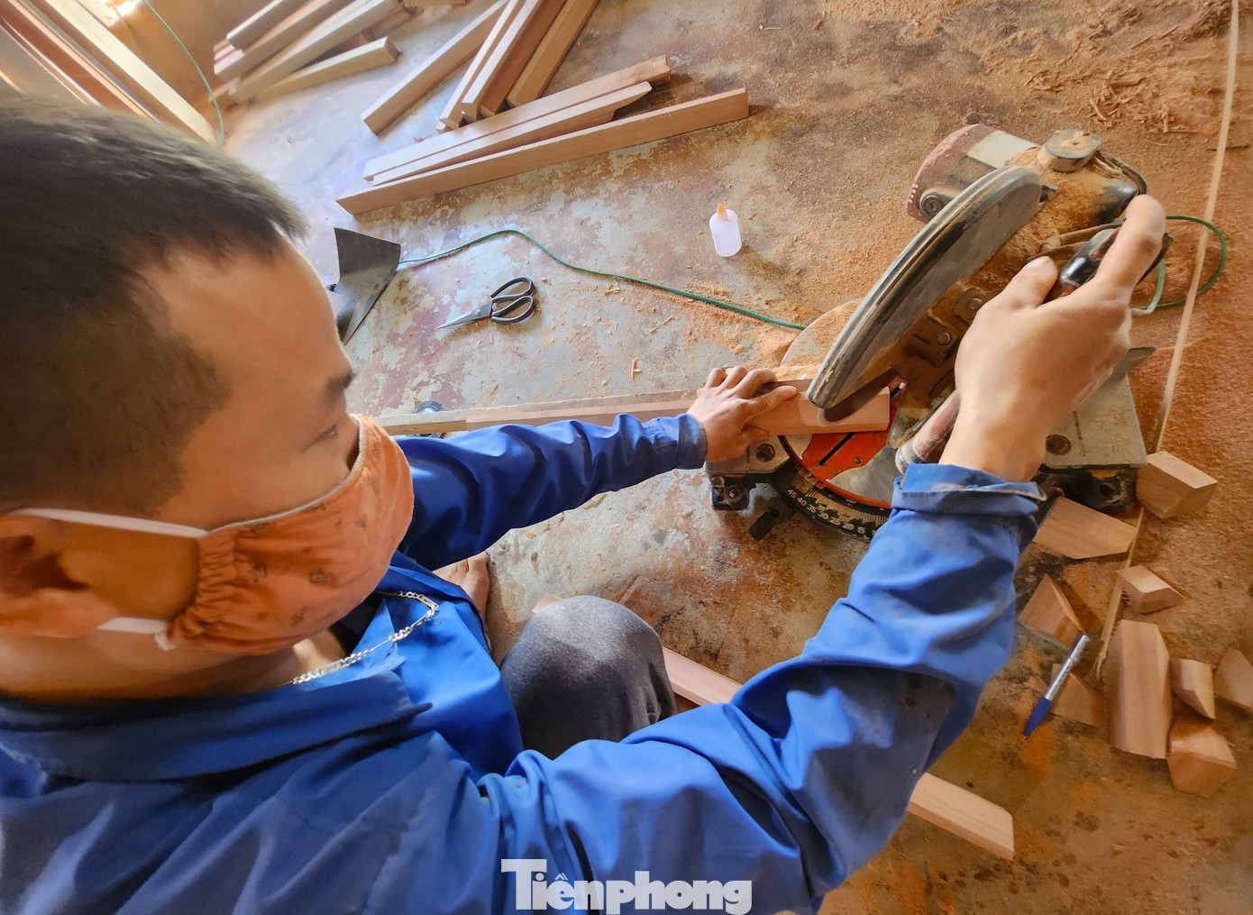 "Trước thì có thợ phụ, làm liên tục. Nay thì chỉ một mình làm thong thả. Một cái kệ mình đóng trong vòng 2 ngày, tính ra mỗi ngày công khoảng 500-600 nghìn đồng", anh Hải nói. "Trước thì có thợ phụ, làm liên tục. Nay thì chỉ một mình làm thong thả. Một cái kệ mình đóng trong vòng 2 ngày, tính ra mỗi ngày công khoảng 500-600 nghìn đồng", anh Hải nói.