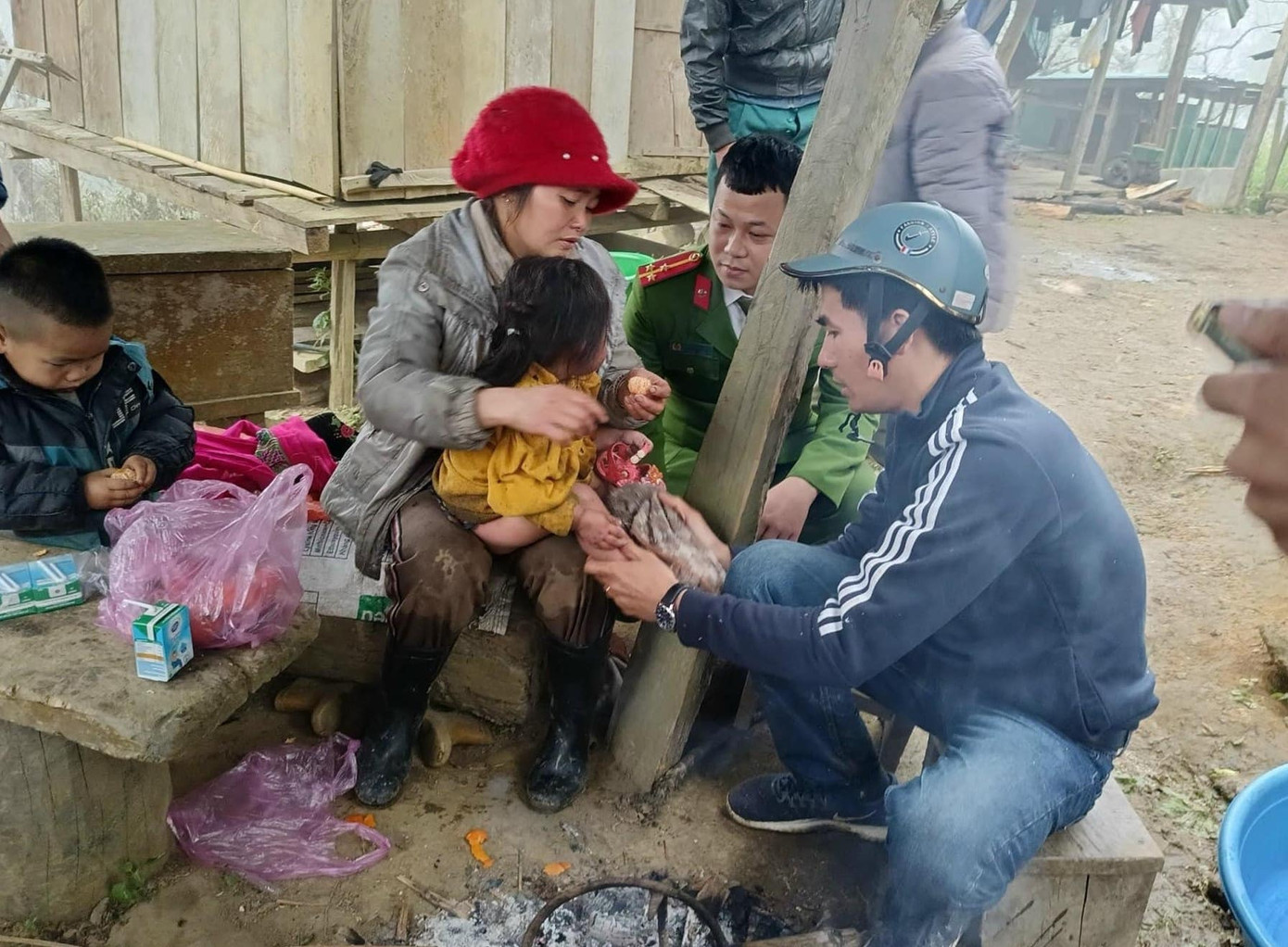 Khi tìm thấy, cháu bé lạnh tím tái người nên được đưa về sưởi ấm, cho ăn uống. Khi tìm thấy, cháu bé lạnh tím tái người nên được đưa về sưởi ấm, cho ăn uống.