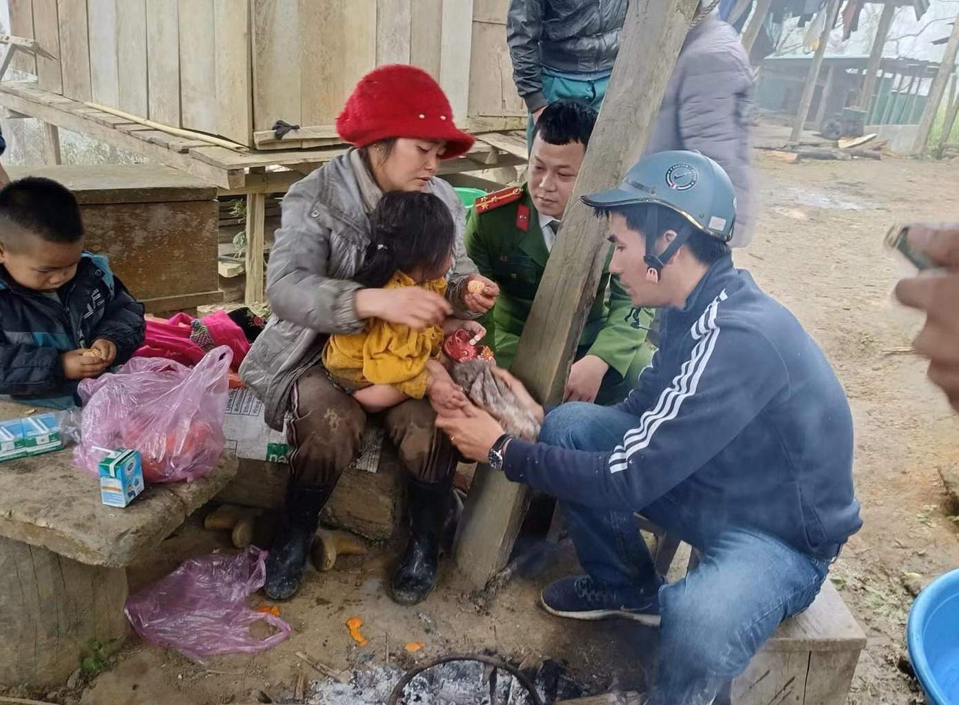 Khi tìm thấy, cháu bé lạnh tím tái người nên được đưa về sưởi ấm, cho ăn uống.