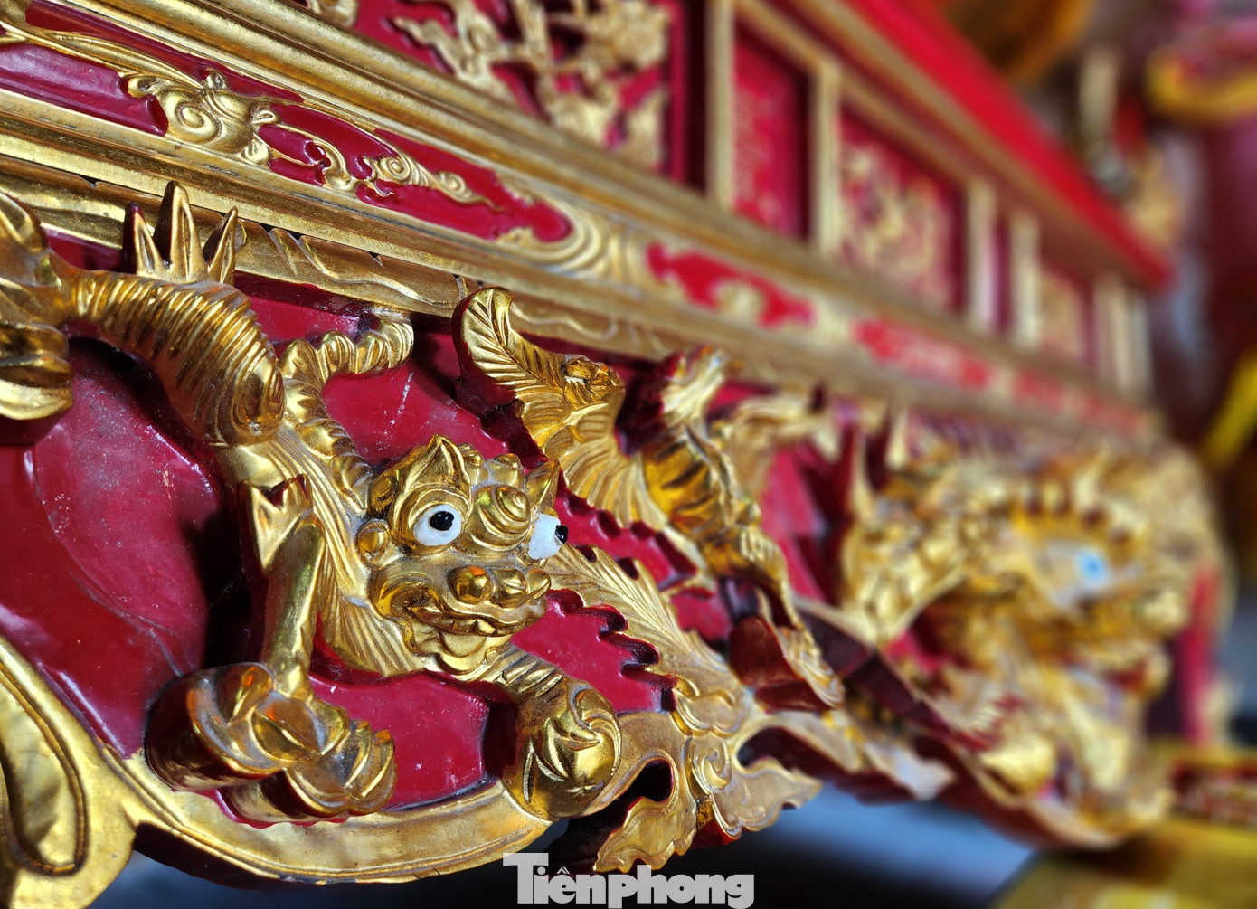 Hiện đền có khuôn viên rộng, thoáng đãng, là cơ sở tốt phục vụ các kỳ lễ nghi truyền thống. Đền còn lưu giữ ngôi trung điện nguyên bản và nhiều đồ tế khí cổ có giá trị như hương án, bàn thờ, câu đối, đại tự, long ngai, bài vị, lư hương, mâm cỗ bồng... được các nghệ nhân xưa chạm trổ tỉ mỉ, kỹ thuật đạt đến trình độ cao, tạo nên những bức tranh đẹp mắt, sinh động. Hiện đền có khuôn viên rộng, thoáng đãng, là cơ sở tốt phục vụ các kỳ lễ nghi truyền thống. Đền còn lưu giữ ngôi trung điện nguyên bản và nhiều đồ tế khí cổ có giá trị như hương án, bàn thờ, câu đối, đại tự, long ngai, bài vị, lư hương, mâm cỗ bồng... được các nghệ nhân xưa chạm trổ tỉ mỉ, kỹ thuật đạt đến trình độ cao, tạo nên những bức tranh đẹp mắt, sinh động.