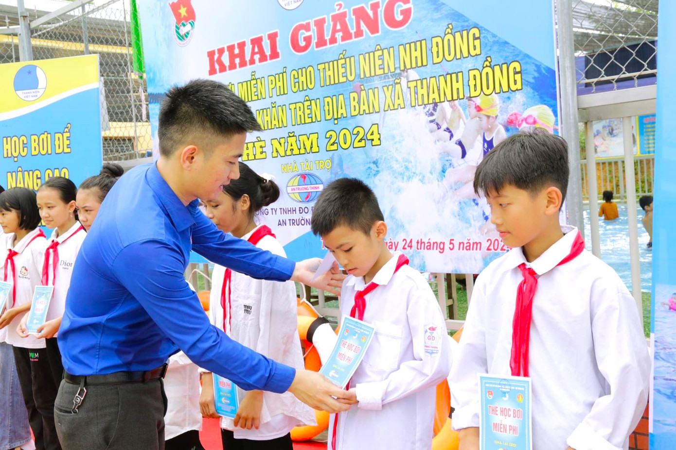 Những lớp dạy bơi miễn phí sẽ giúp các em thiếu nhi có thêm kỹ năng bơi, góp phần phòng chống đuối nước và tai nạn thương tích trên địa bàn. Trong ảnh: Anh Lê Văn Dũng - Phó Bí thư Huyện Đoàn Thanh Chương trao thẻ học bơi miễn phí cho các em thiếu nhi.