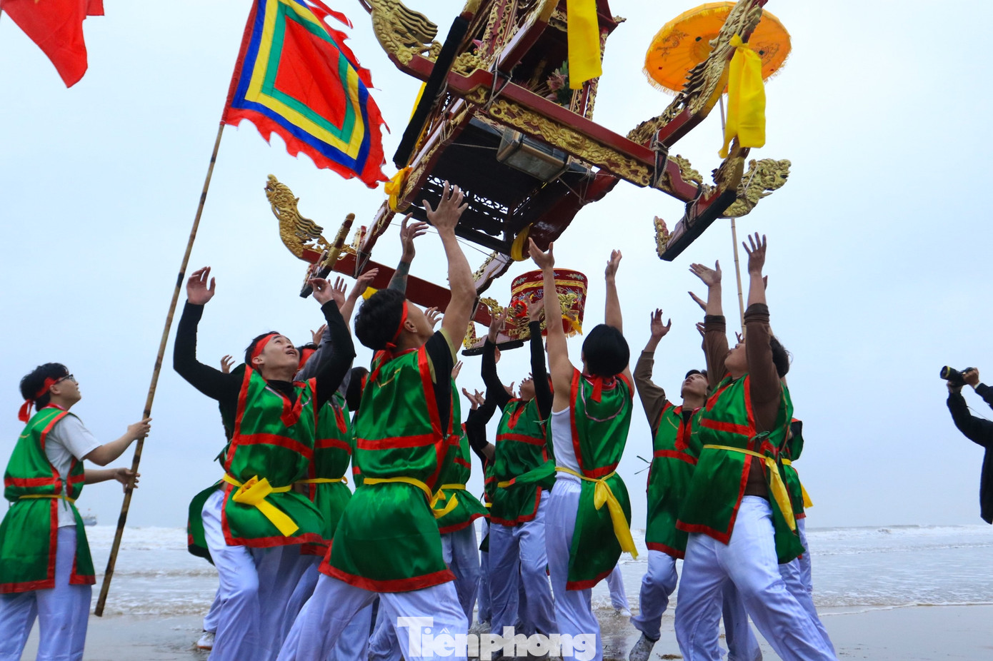 Các đoàn rước kiệu khi đi, khi chạy, khi tung kiệu lên không trung.