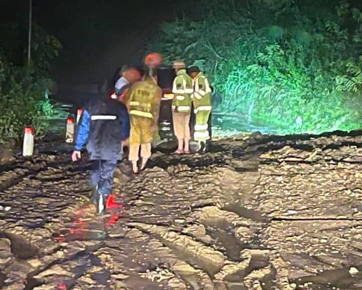 &quot;May mắn tài xế xe đầu kéo chỉ bị thương nhẹ. Sau nhiều giờ đồng hồ, đất đá vụ sạt lở đã được các đơn vị chức năng san gạt. Hiện các phương tiện có thể qua lại đoạn đường này&quot;, ông Vang Kiên Cường - Chủ tịch UBND xã Lưu Kiền nói và cho biết, cơ quan chức năng tiếp tục theo dõi các điểm dễ xảy ra sạt lở để có cảnh báo và xử lý kịp thời.