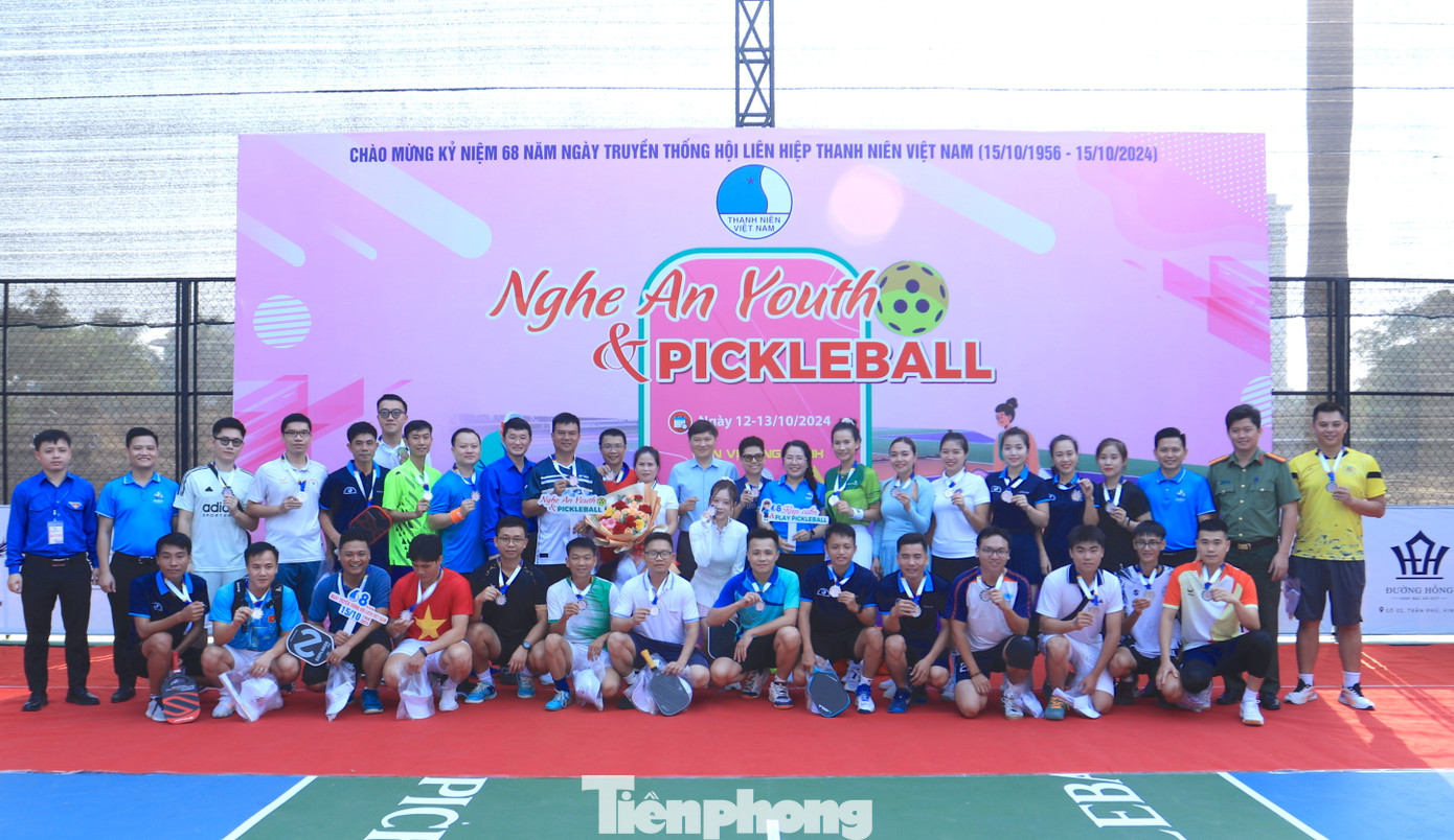 Ban tổ chức, đại biểu và các vận động viên chụp hình lưu niệm. Ban tổ chức, đại biểu và các vận động viên chụp hình lưu niệm.