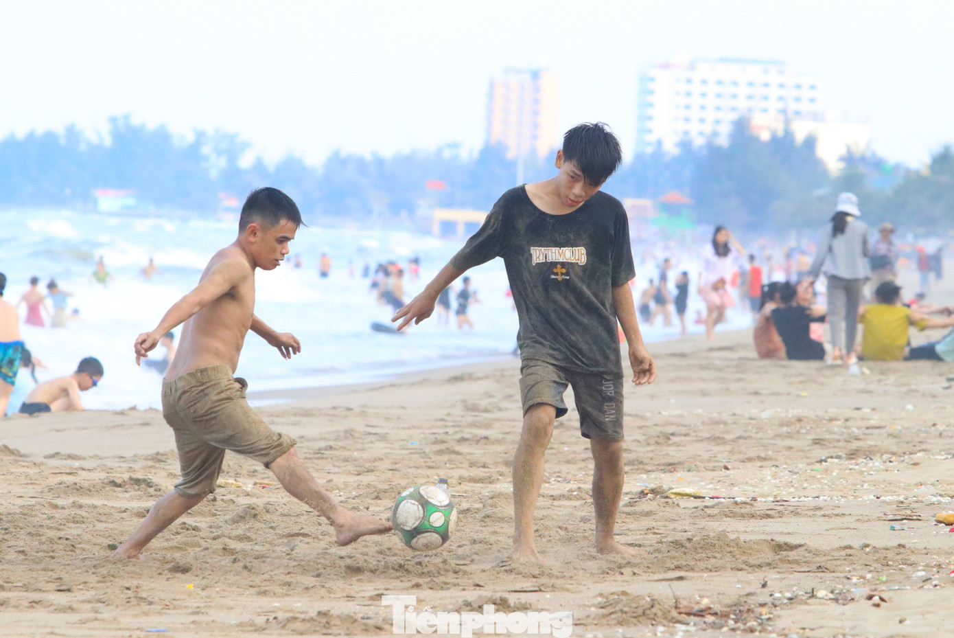 Ngoài tắm biển, nhiều du khách tổ chức chơi đá bóng trên bãi cát.