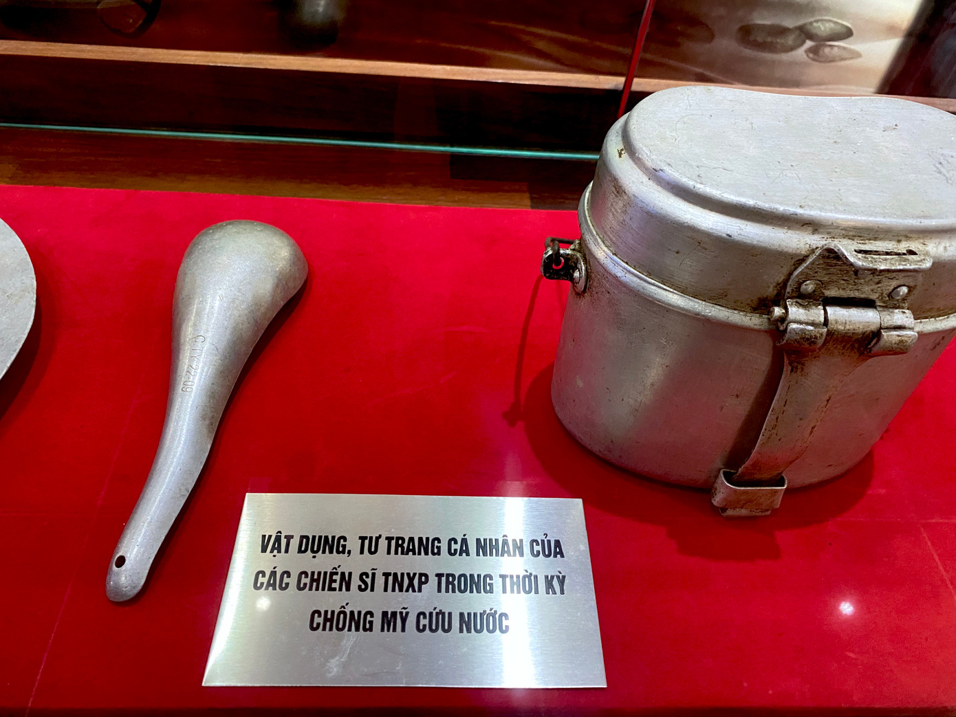 Đôi dép, chiếc mũ, cặp lồng... Đôi dép, chiếc mũ, cặp lồng...