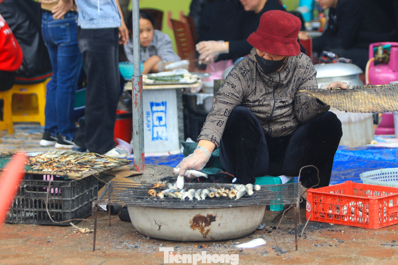 Xung quanh Đền Cờn có hàng chục quán, sạp nướng cá trích.