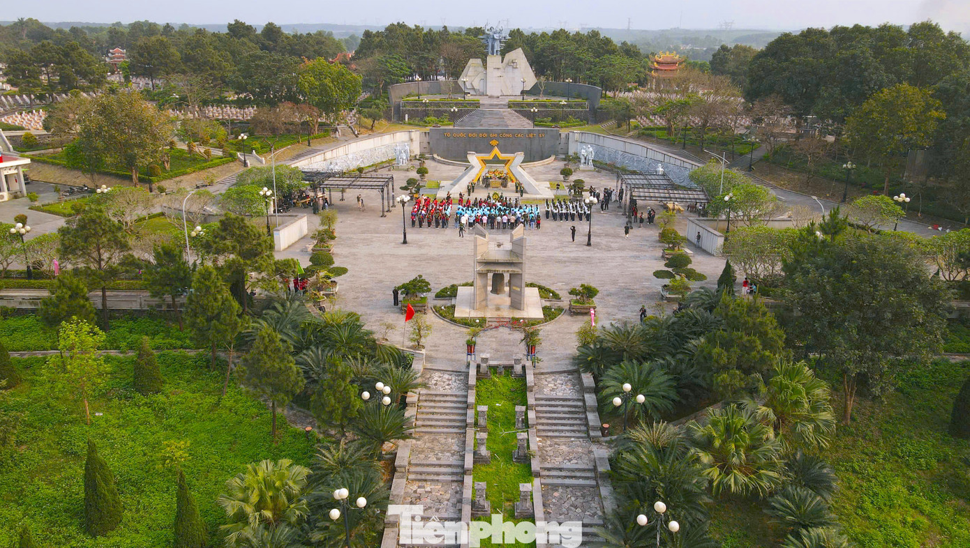 Ban Tổ chức Tiền Phong Marathon 2025 dâng hương tưởng niệm các Anh hùng liệt sĩ tại Nghĩa trang Liệt sĩ Quốc gia Trường Sơn, Nghĩa trang Đường 9, Di tích Quốc gia đặc biệt Thành cổ Quảng Trị.