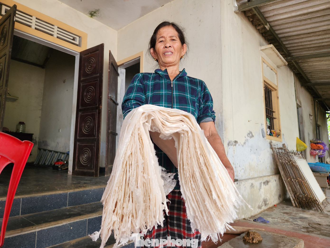 Bà Trương Thị Hải chia sẻ nghề giấy dó hiện đang dần mai một. Một phần vì thu nhập bấp bênh, một phần vì lao động trẻ không còn theo nghề làm giấy dó của cha ông để lại mà đi làm những công việc khác. Tuổi đã cao nhưng bà Hải cho biết sẽ cố gắng giữ lấy nghề truyền thống.