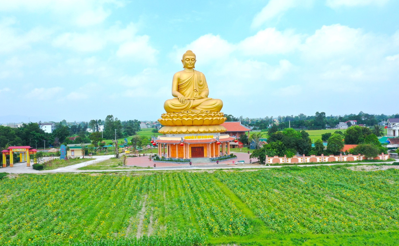 Hình ảnh nổi bật nhất của ngôi chùa chính là bức tượng Phật Thích Ca Mâu Ni lớn nhất Bắc Trung Bộ. Nhìn từ xa, tượng phật nổi bật không chỉ với kích thước đồ sộ mà còn mang vẻ đẹp tâm linh, hài hòa, cân đối từ màu sắc đến thiết kế tinh xảo, thẩm mỹ. Hình ảnh nổi bật nhất của ngôi chùa chính là bức tượng Phật Thích Ca Mâu Ni lớn nhất Bắc Trung Bộ. Nhìn từ xa, tượng phật nổi bật không chỉ với kích thước đồ sộ mà còn mang vẻ đẹp tâm linh, hài hòa, cân đối từ màu sắc đến thiết kế tinh xảo, thẩm mỹ.