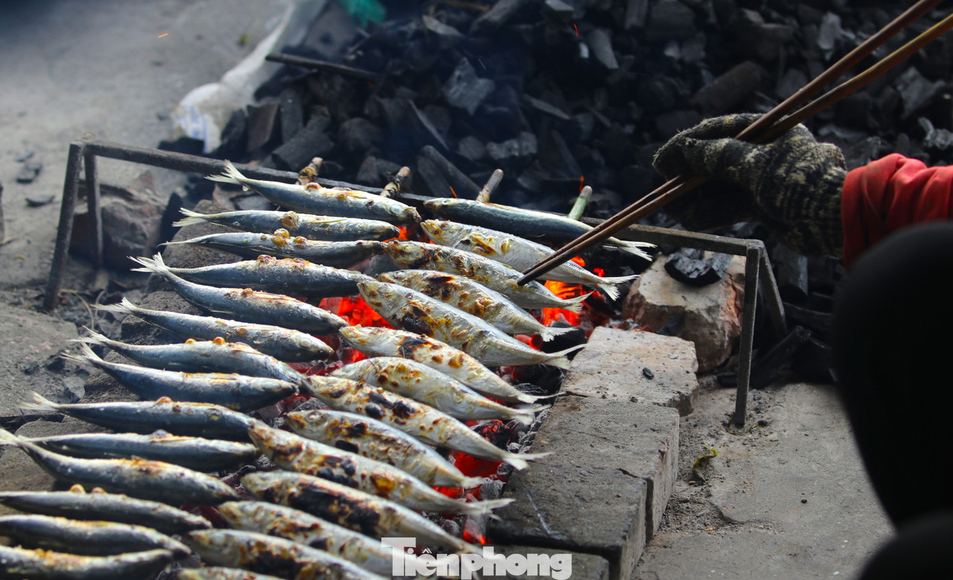 Tay những người thợ phải thoăn thoắt đảo cá để cá không bị cháy.