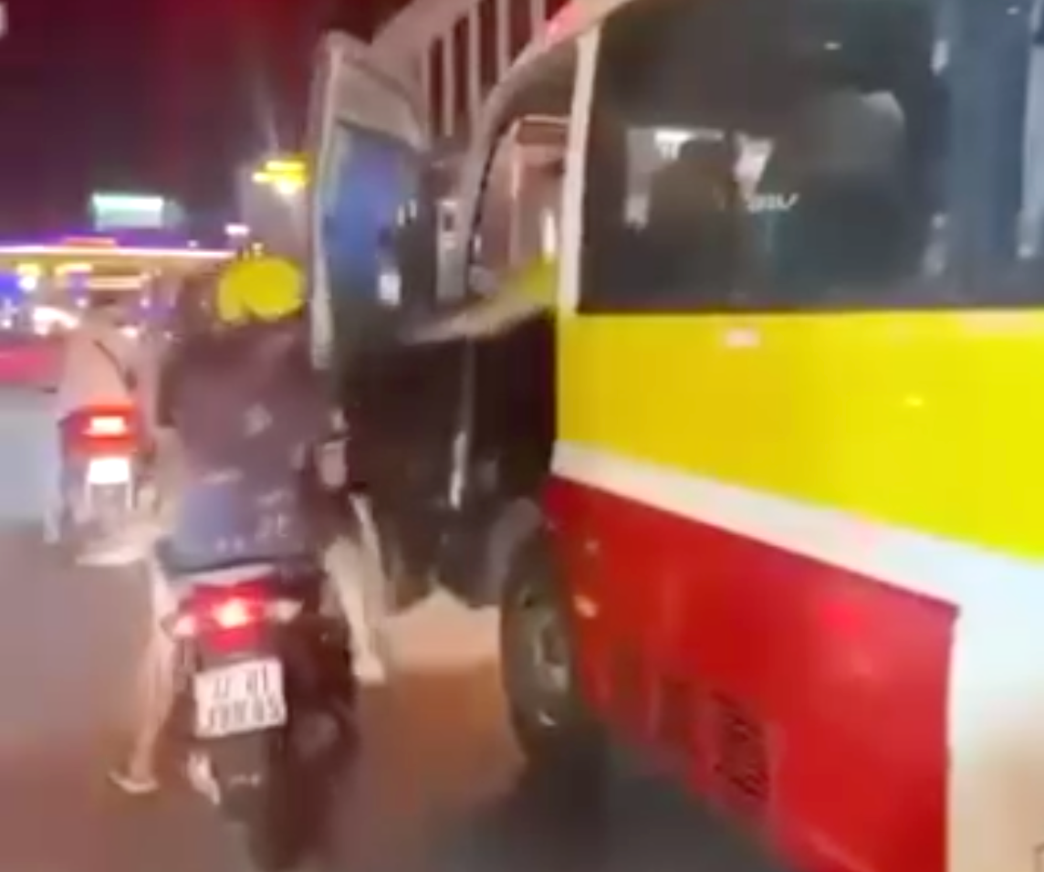Nam tài xế xe buýt đẩy mạnh cửa đập trúng vào 2 người đi xe máy khiến dư luận bức xúc. Nam tài xế xe buýt đẩy mạnh cửa đập trúng vào 2 người đi xe máy khiến dư luận bức xúc.