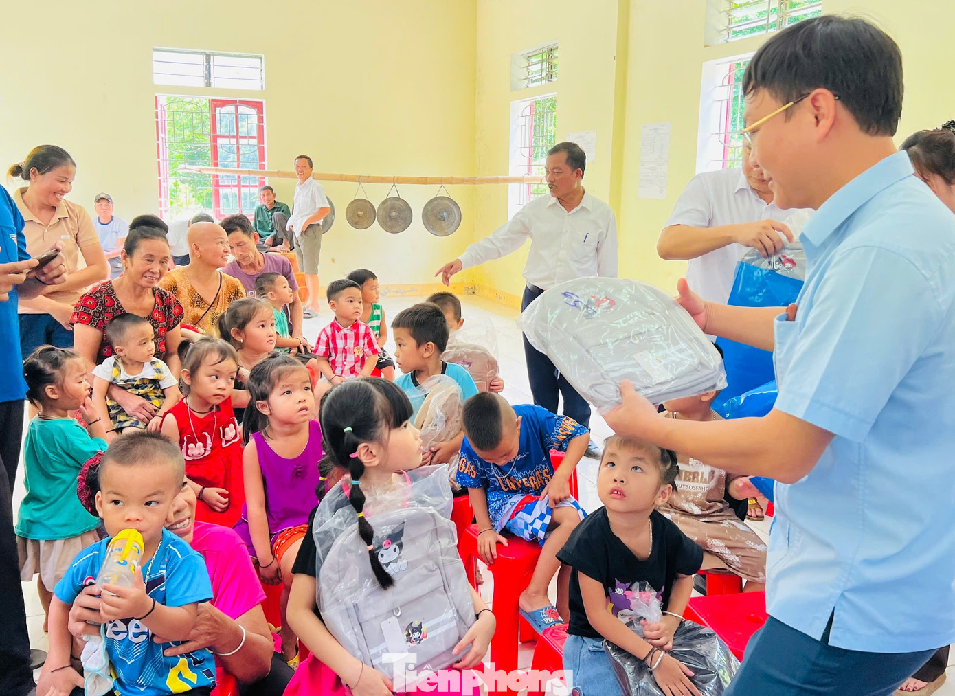 Ông Phạm Tuấn Vinh - Uỷ viên Ban Chấp hành Đảng bộ tỉnh, Bí thư Đảng uỷ khối các cơ quan tỉnh Nghệ An trao tặng các phần quà đến các em thiếu nhi. Ông Phạm Tuấn Vinh - Uỷ viên Ban Chấp hành Đảng bộ tỉnh, Bí thư Đảng uỷ khối các cơ quan tỉnh Nghệ An trao tặng các phần quà đến các em thiếu nhi.