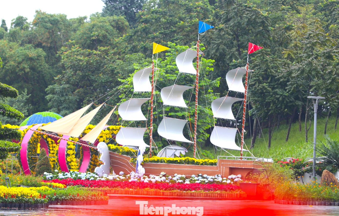 Một con thuyền được trang trí đầy hoa với cánh buồm căng gió như tượng trưng cho thành phố Vinh đang từng bước vươn xa, phát triển.