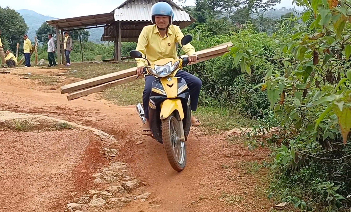 Nhiều lúc phải đi xe máy mới có thể chở được gỗ về dựng cầu. Nhiều lúc phải đi xe máy mới có thể chở được gỗ về dựng cầu.