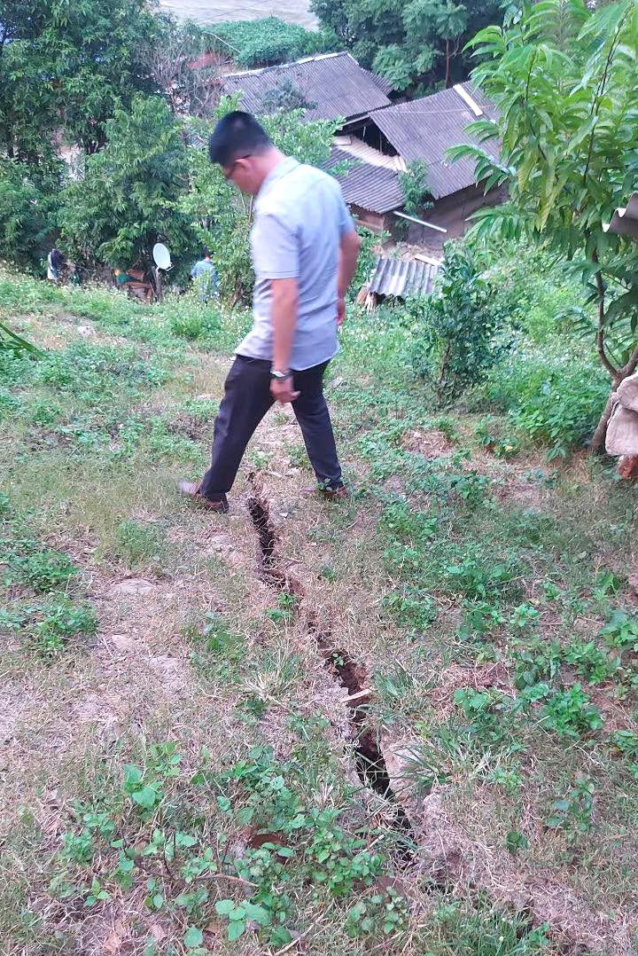 Vết nứt kéo dài cả trăm mét. Có điểm, vết nứt rộng hơn 10cm và có dấu hiệu sụt, sạt lở thêm. Vết nứt kéo dài cả trăm mét. Có điểm, vết nứt rộng hơn 10cm và có dấu hiệu sụt, sạt lở thêm.