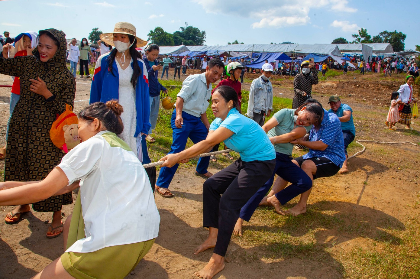Trò chơi kéo co có sự tham gia của cả vận động viên nam lẫn nữ khiến du khách thích thú theo dõi cổ vũ. Trò chơi kéo co có sự tham gia của cả vận động viên nam lẫn nữ khiến du khách thích thú theo dõi cổ vũ.