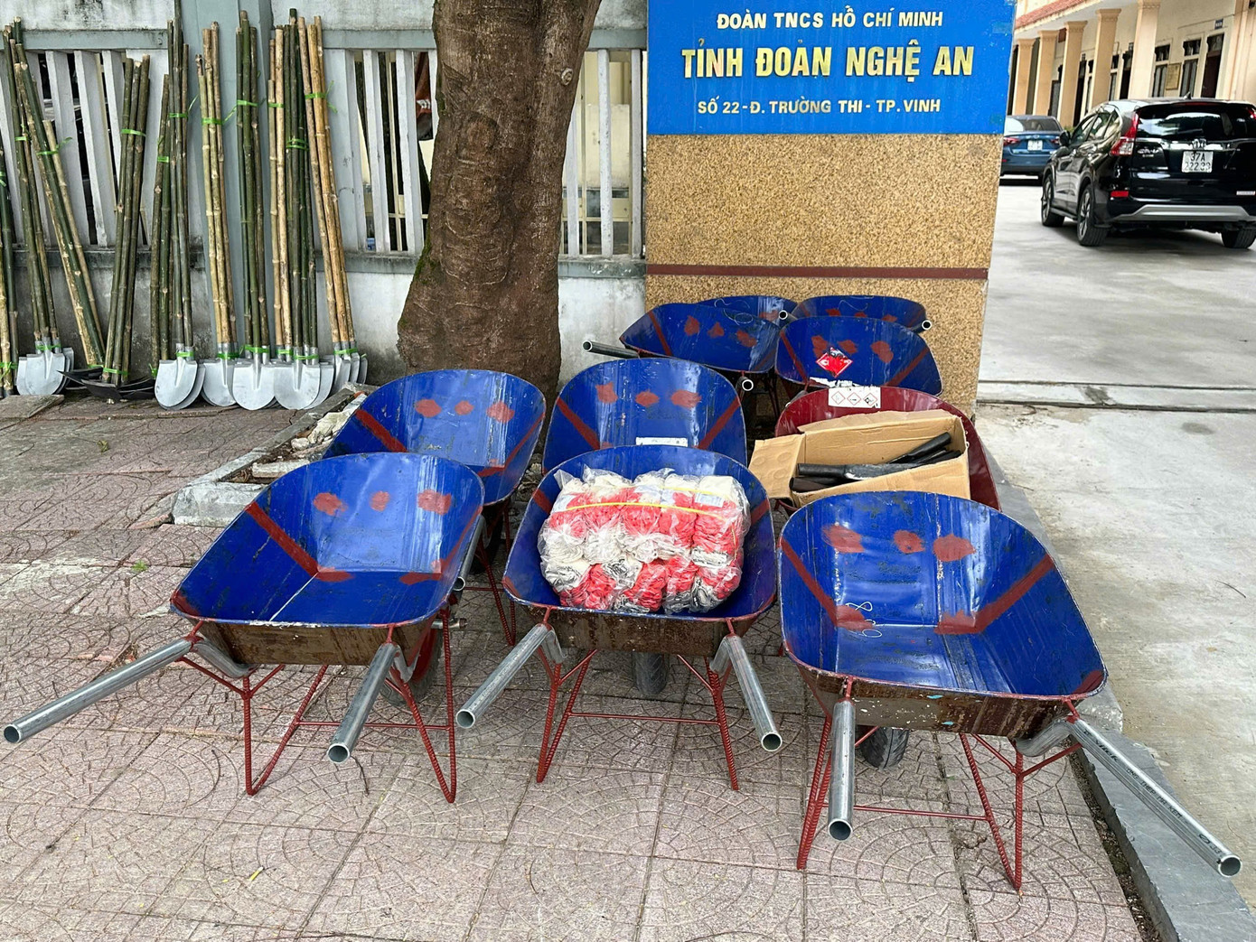 Các đoàn viên thanh niên mang theo nhiều dụng cụ ra khắc phục hậu quả của bão.