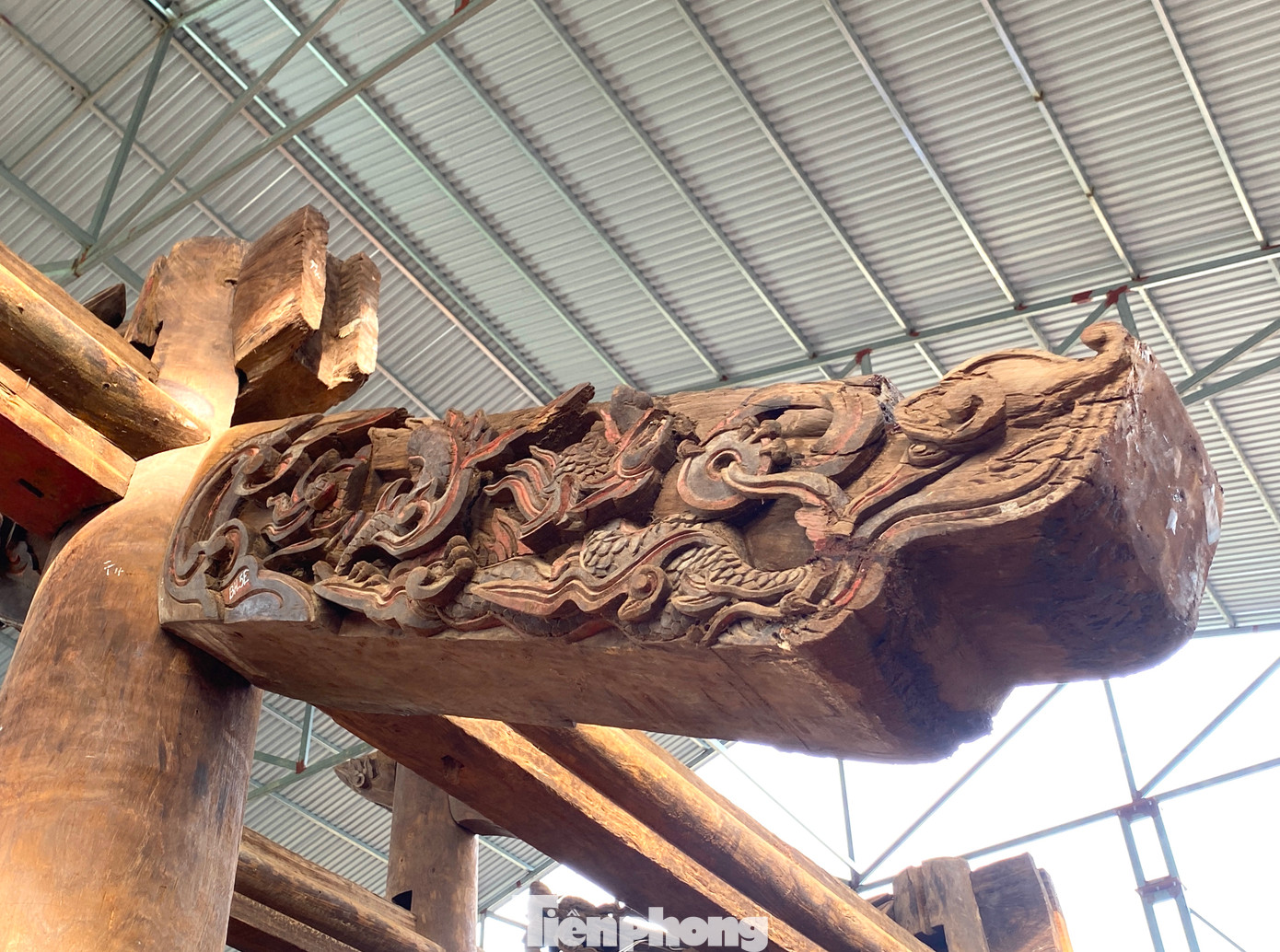 "Với những phần gỗ bị hỏng chúng tôi sẽ tiến hành bỏ phần hỏng và lấy phần gỗ mới tương ứng với chủng loại và kích thước để đắp bù vào bằng keo. Khó nhất chính là những phần gỗ điêu khắc bị hư hỏng một phần. Chúng tôi phải điêu khắc lại các họa tiết tương ứng rồi ghép vào”, ông Nguyễn Văn Quang nói.