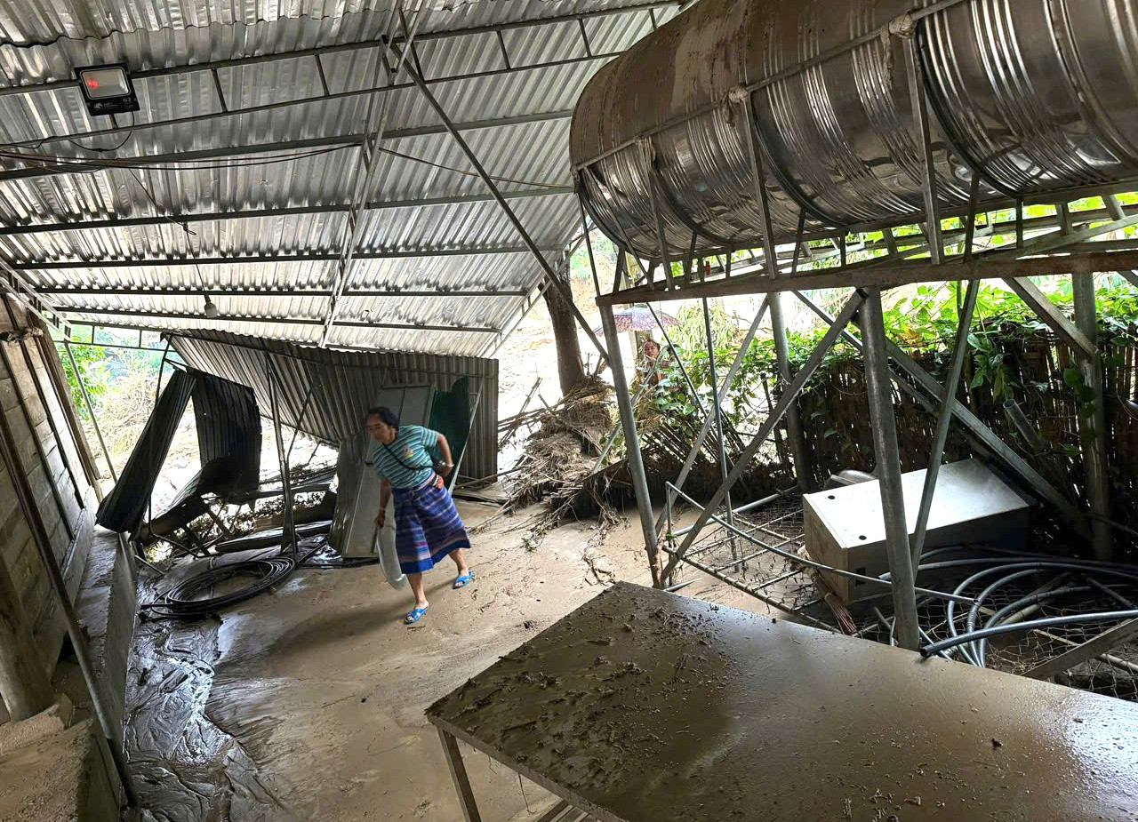 “Trận lũ cuốn trôi 3 cây cầu dân sinh ở xã Hữu Khuông và xã Nhôn Mai, 1 công trình thủy lợi tại bản Nhôn Mai, xã Nhôn Mai bị cuốn trôi. Một số tuyến đường ở 2 xã này cũng bị trận lũ làm sạt lở, hư hỏng”, ông Nguyễn Văn Hòe cho biết.