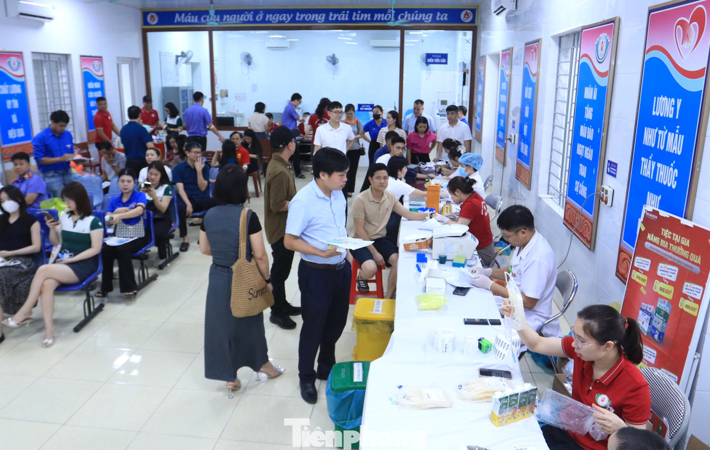 Sáng 17/5, tại Trung tâm Huyết học và Truyền máu tỉnh Nghệ An, hàng trăm cán bộ, đoàn viên, người lao động thuộc các cơ quan Đảng tỉnh Nghệ An đã cùng tham gia Ngày hội hiến máu tình nguyện năm 2025 với chủ đề “Trao giọt hồng - Trao yêu thương”. Chương trình do Đoàn các cơ quan Đảng tỉnh Nghệ An phối hợp Công đoàn các cơ quan Đảng tỉnh, Ngân Hàng Vietcombank Nghệ An tổ chức.