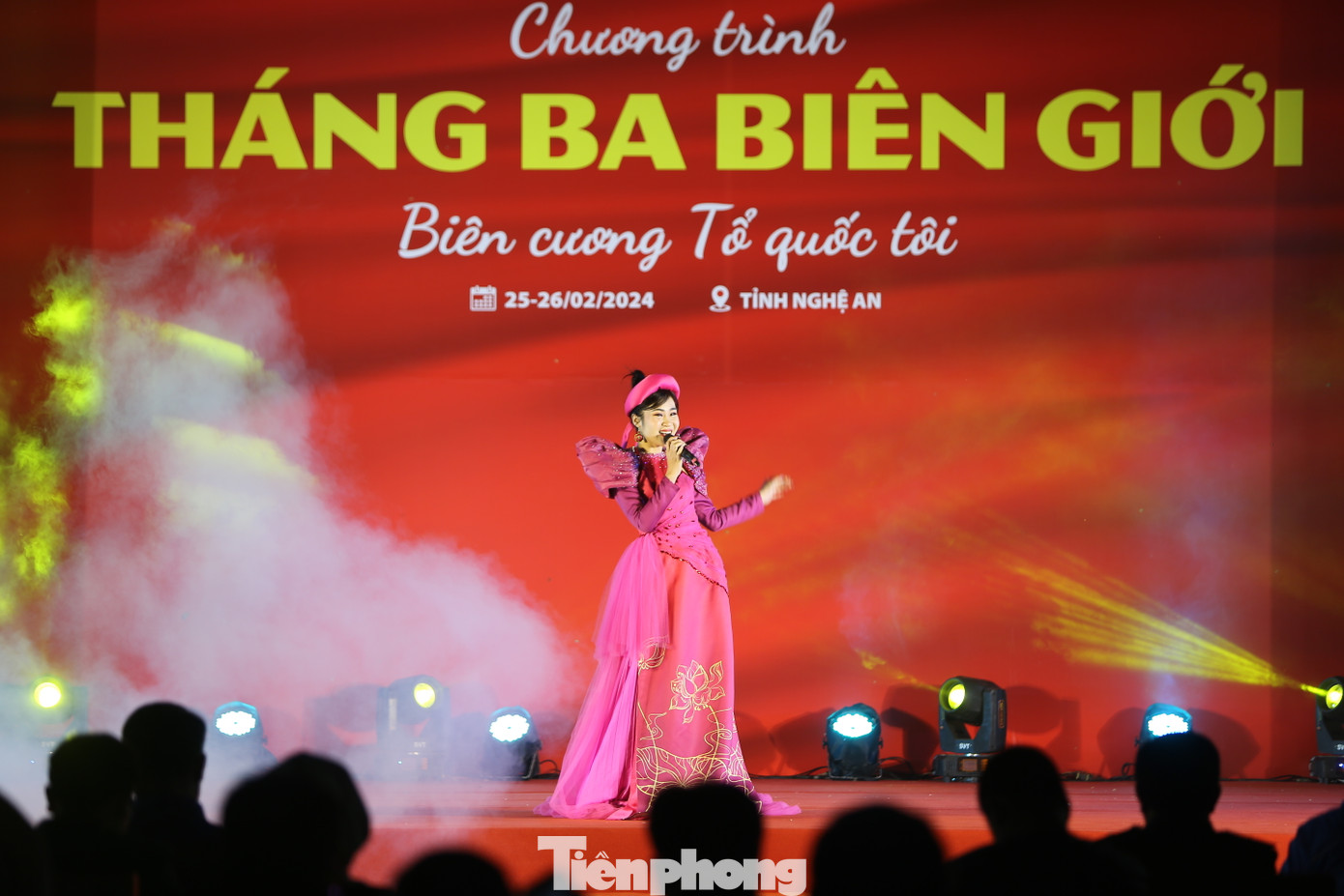 Ca sĩ Hà Myo giao lưu với chiến sĩ bộ đội và người dân.