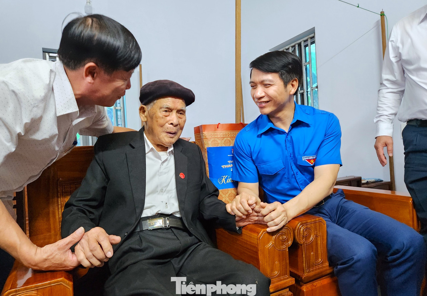 Anh Nguyễn Ngọc Lương đến thăm, động viên cụ Bùi Trọng Thành lão thành cách mạng.